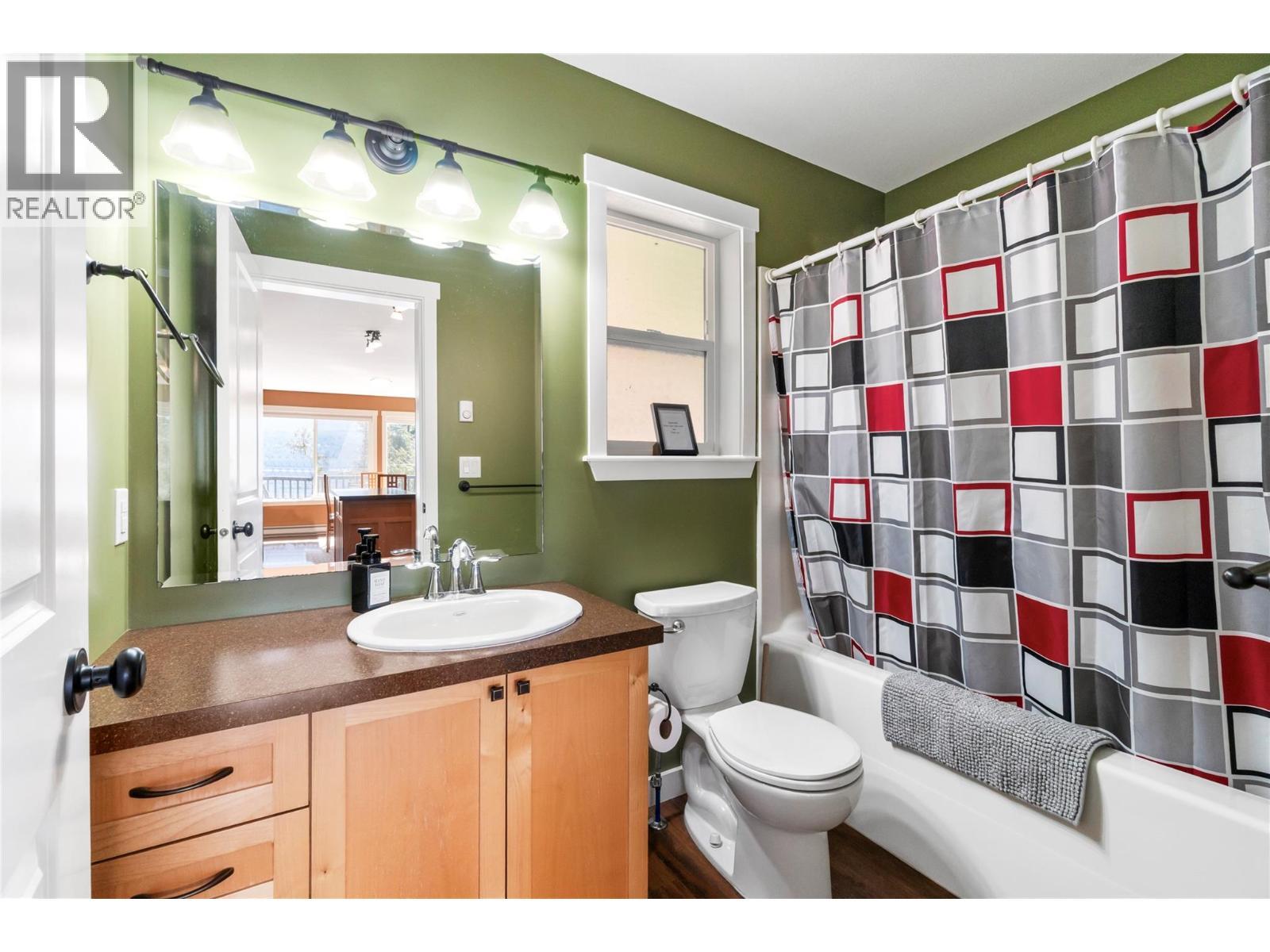 7577 Squilax Anglemont Road, Anglemont, BC - Indoor Photo Showing Bathroom
