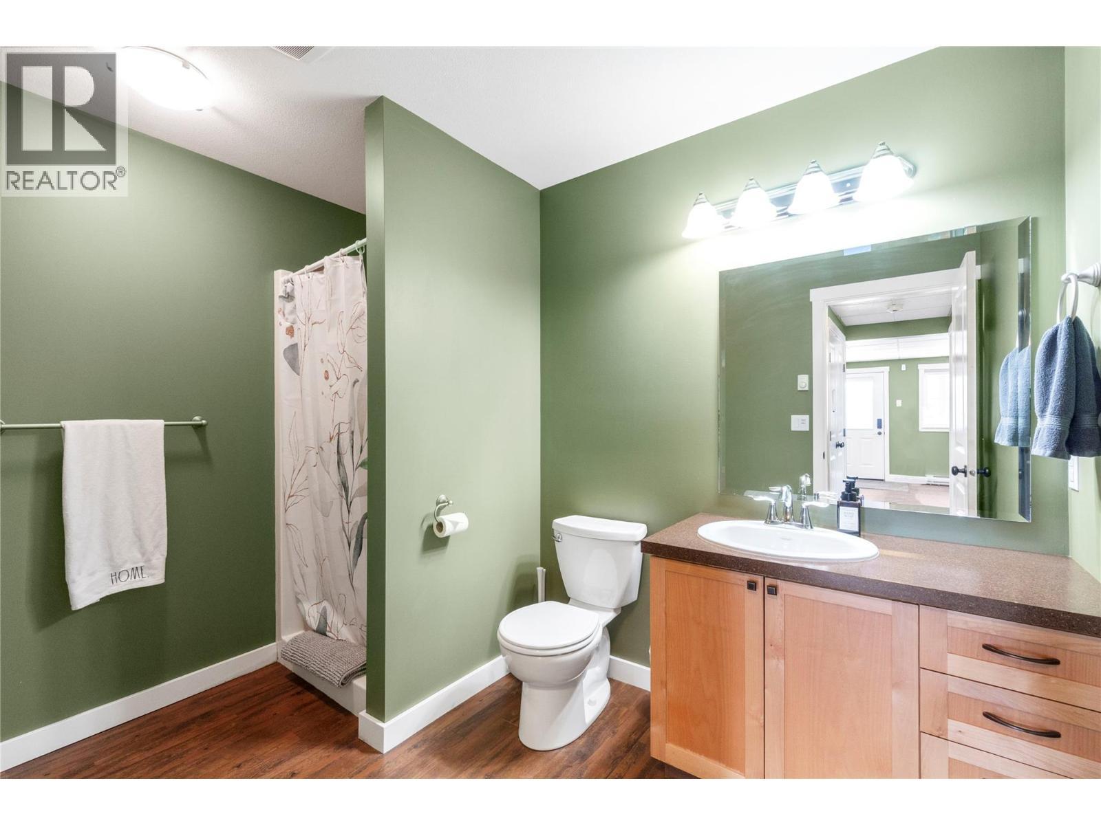 7577 Squilax Anglemont Road, Anglemont, BC - Indoor Photo Showing Bathroom