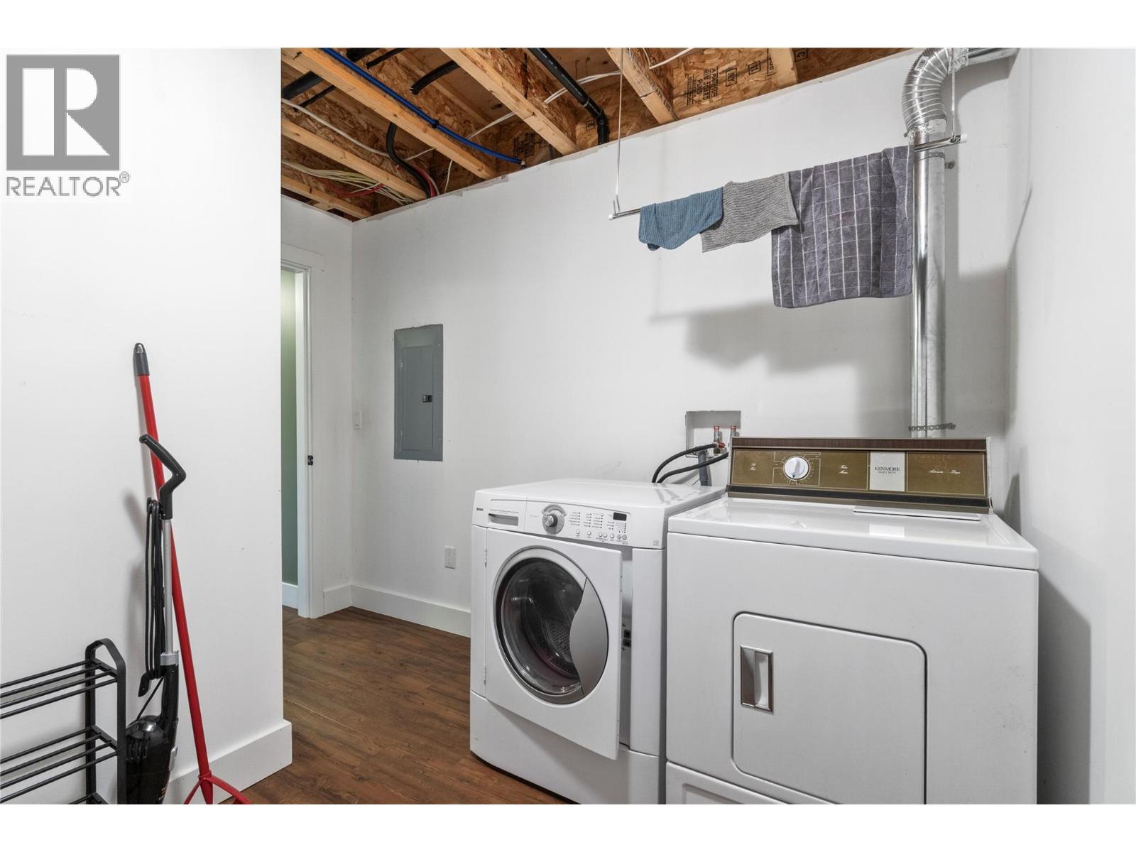 7577 Squilax Anglemont Road, Anglemont, BC - Indoor Photo Showing Laundry Room