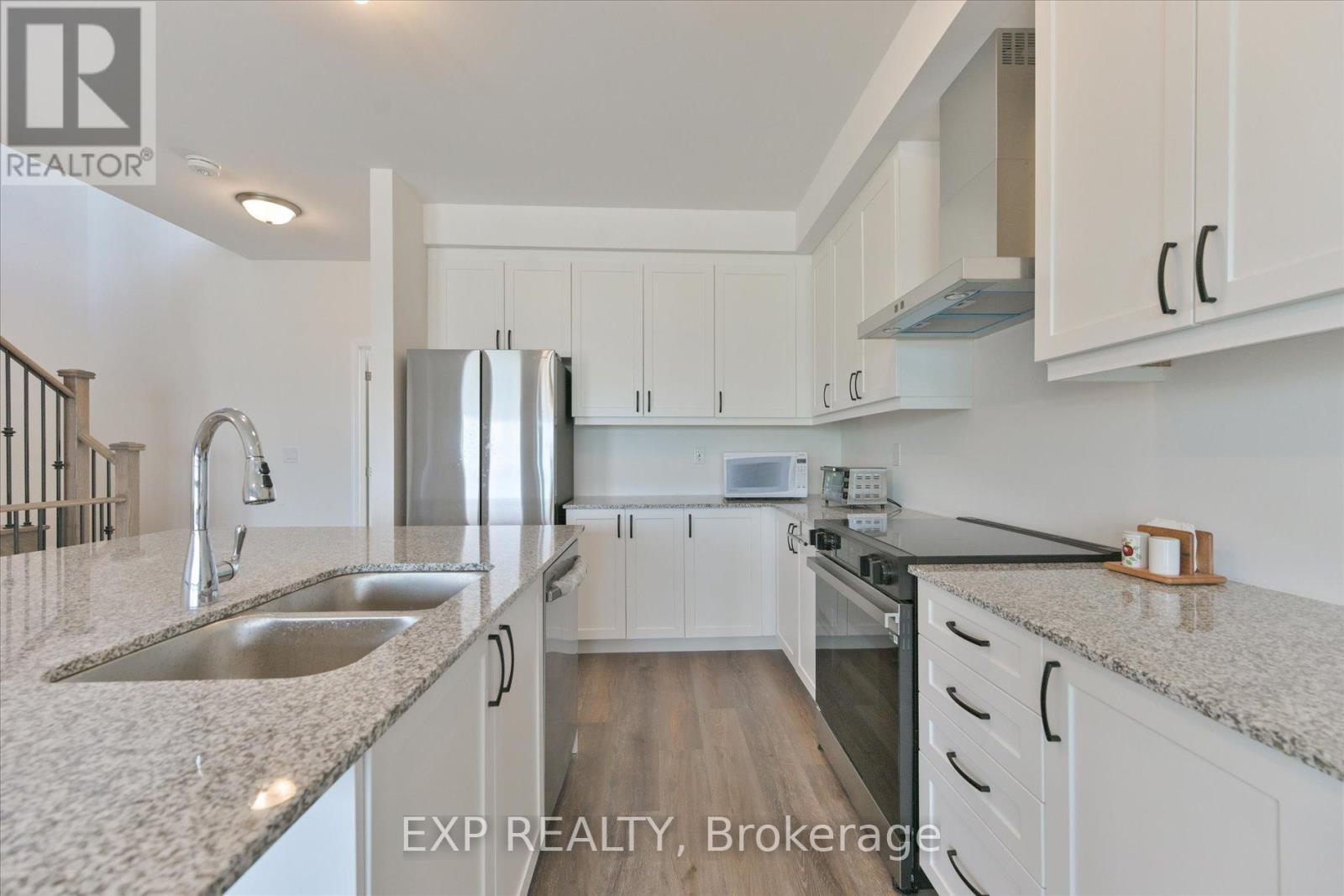 48 Wyn Wood Lane, Orillia, ON - Indoor Photo Showing Kitchen With Stainless Steel Kitchen With Double Sink With Upgraded Kitchen