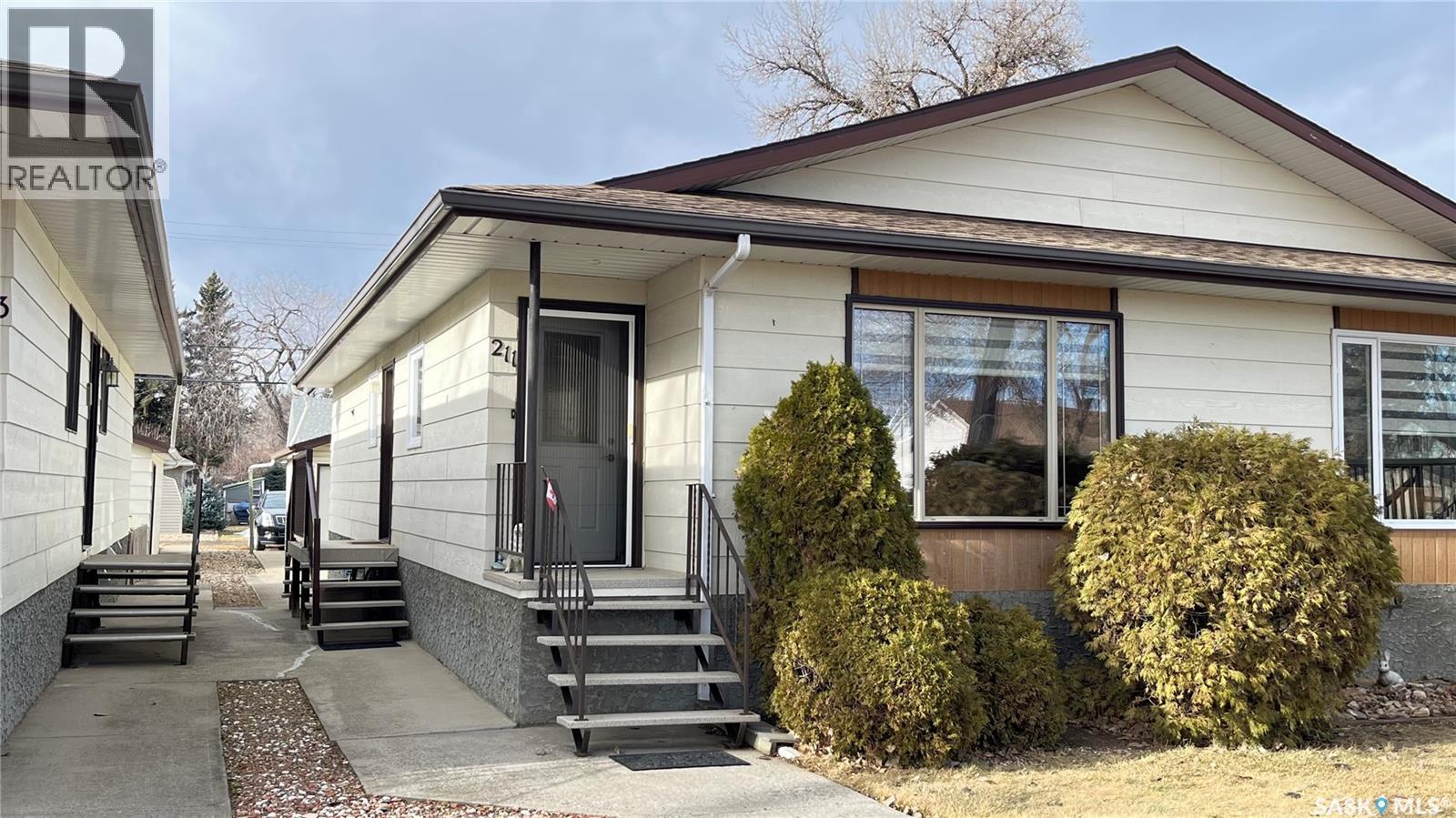 211 Maple Street, Maple Creek, SK - Outdoor