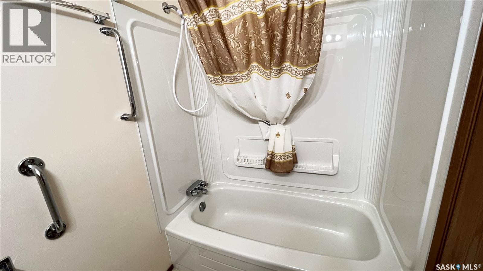 211 Maple Street, Maple Creek, SK - Indoor Photo Showing Bathroom