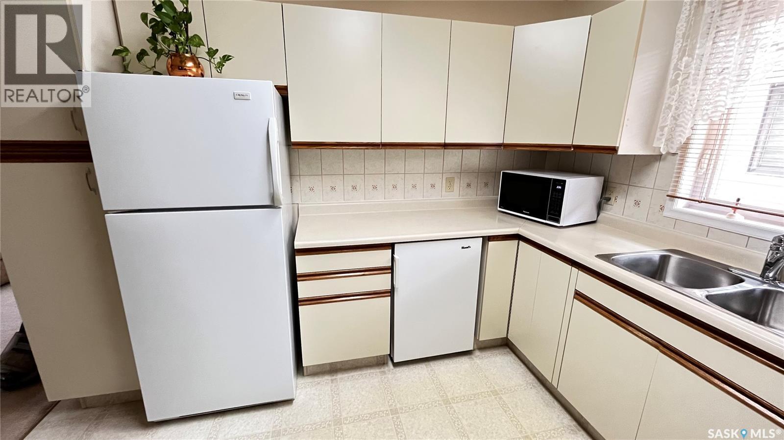 211 Maple Street, Maple Creek, SK - Indoor Photo Showing Kitchen With Double Sink