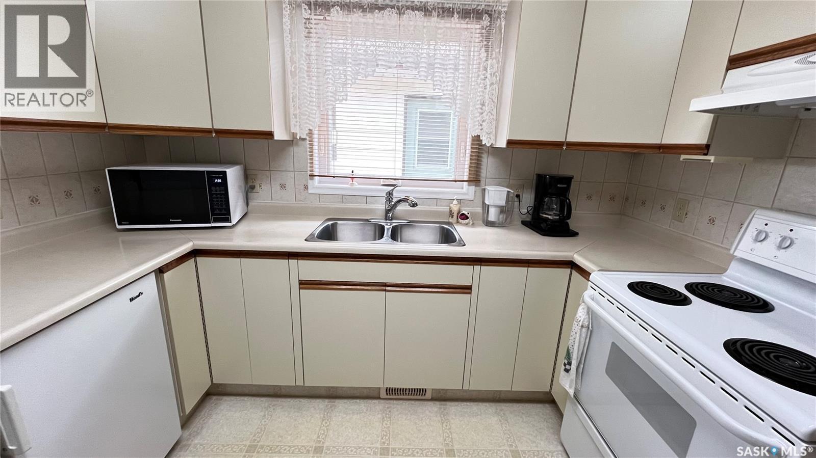 211 Maple Street, Maple Creek, SK - Indoor Photo Showing Kitchen With Double Sink