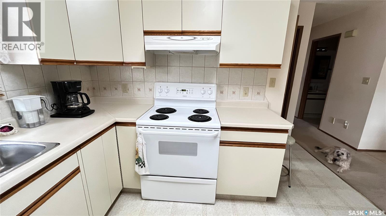 211 Maple Street, Maple Creek, SK - Indoor Photo Showing Kitchen