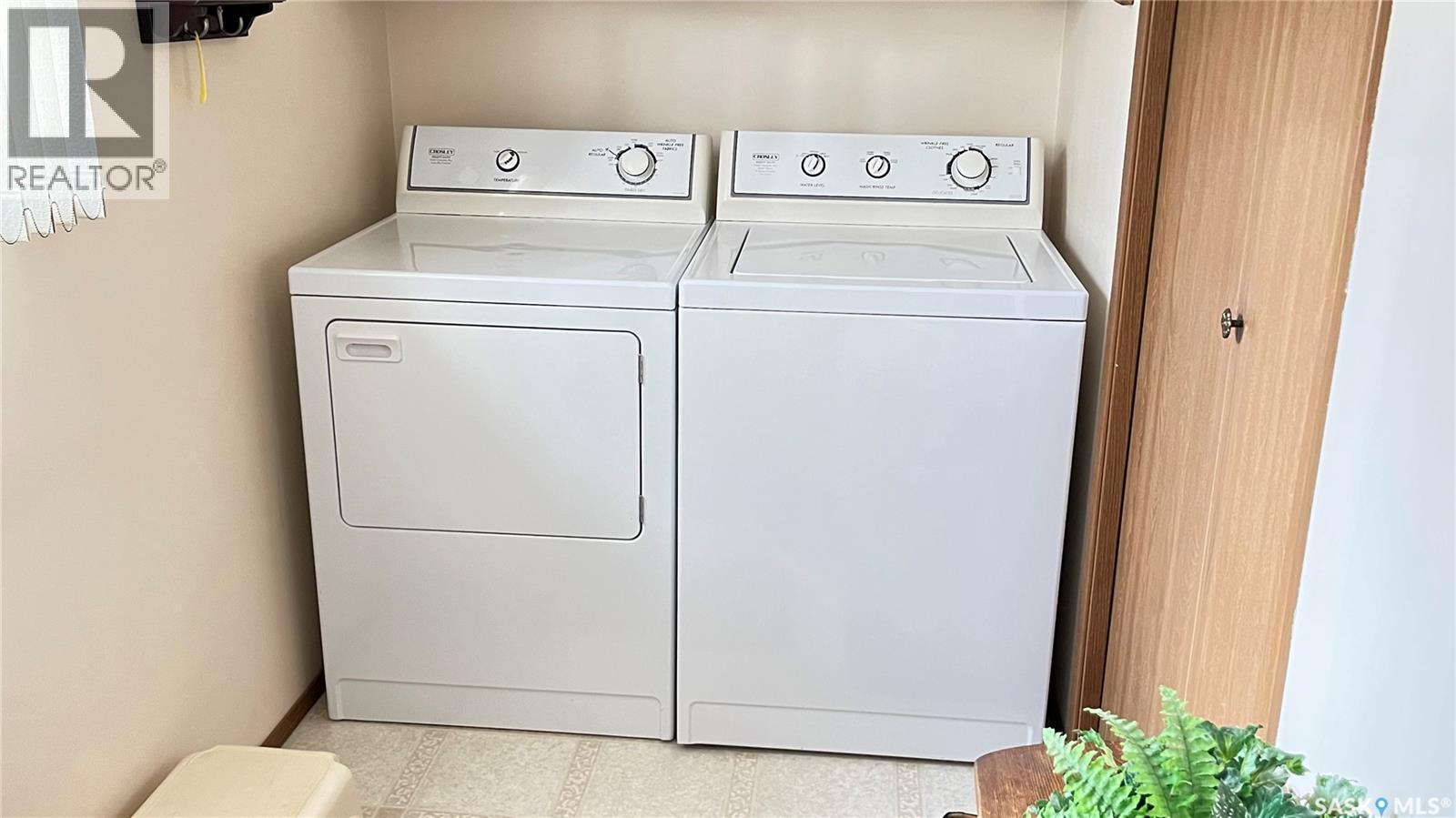 211 Maple Street, Maple Creek, SK - Indoor Photo Showing Laundry Room