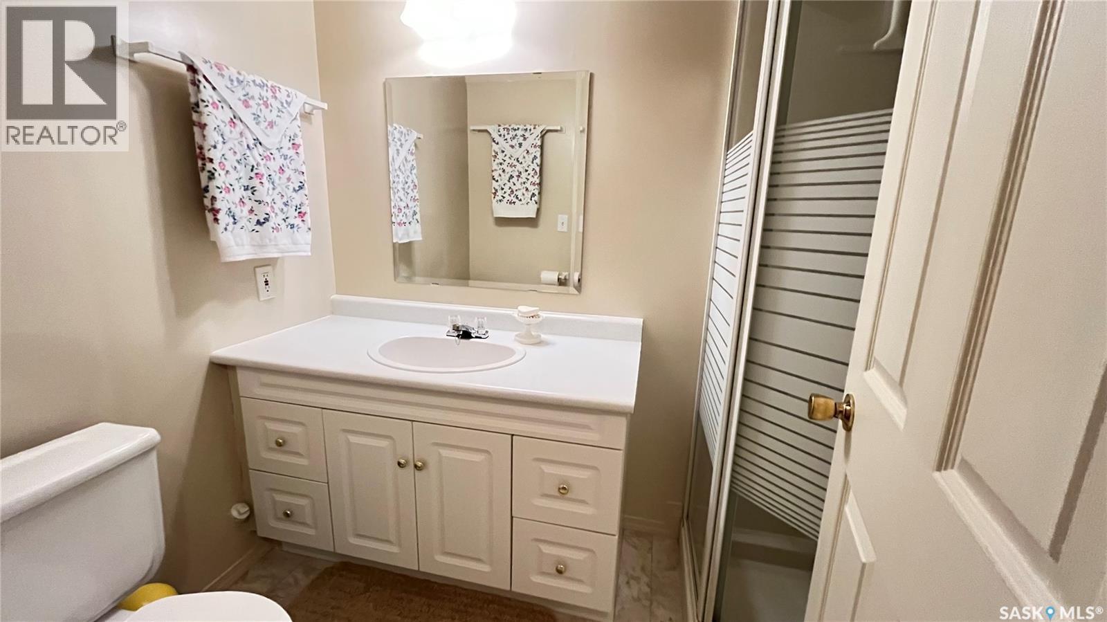 211 Maple Street, Maple Creek, SK - Indoor Photo Showing Bathroom
