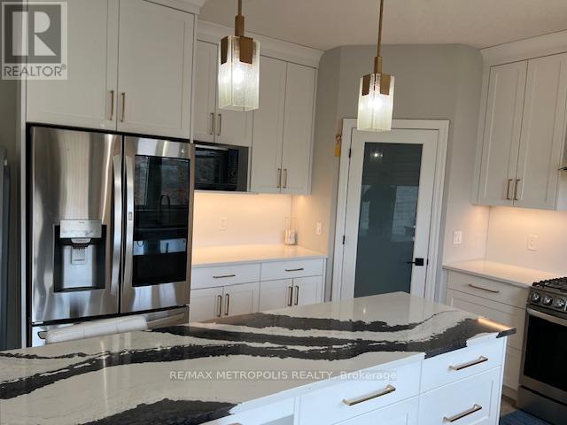 1017 Riverbend Road, London South, ON - Indoor Photo Showing Kitchen With Upgraded Kitchen