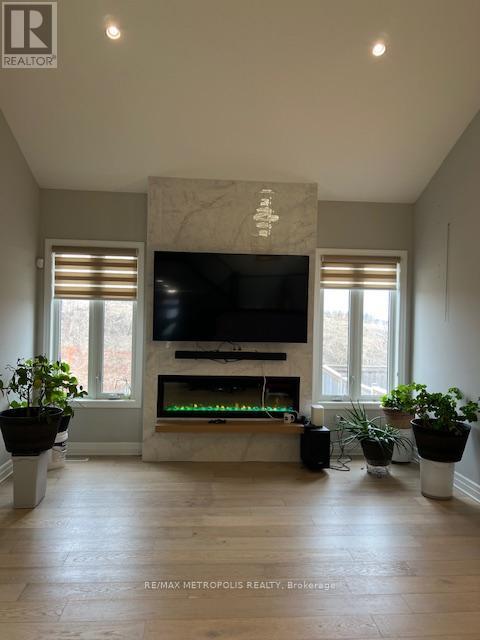 1017 Riverbend Road, London South, ON - Indoor Photo Showing Living Room With Fireplace