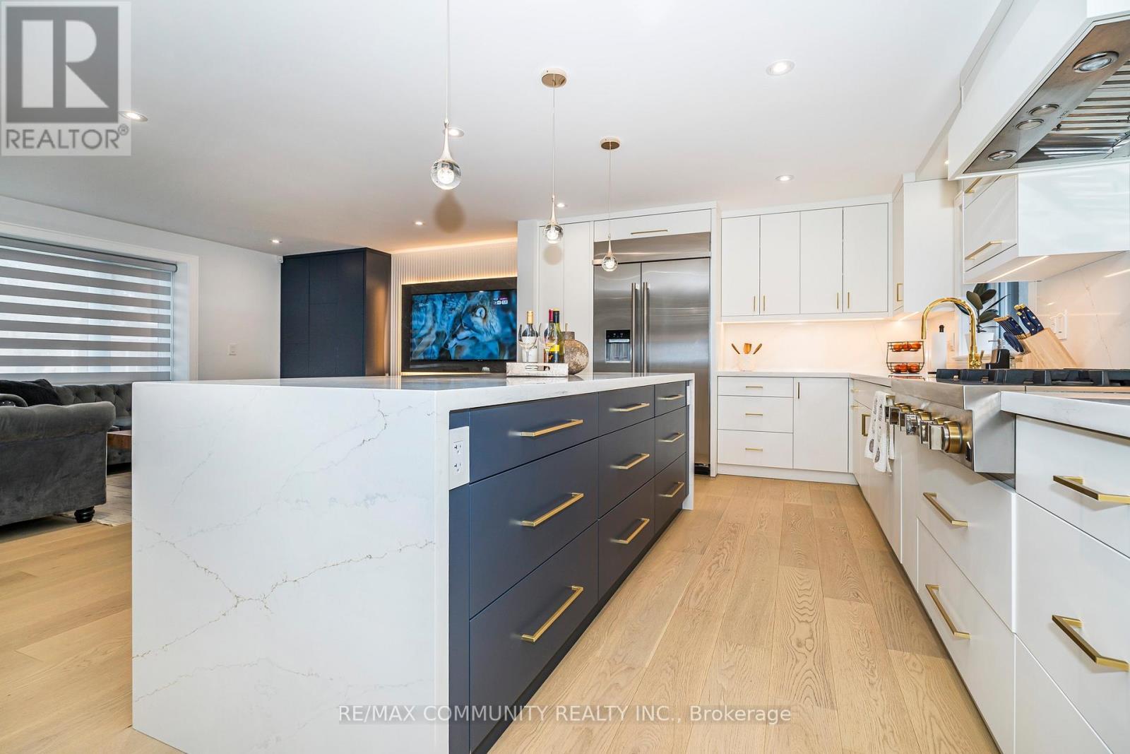 30 Kellythorne Drive, Toronto, ON - Indoor Photo Showing Kitchen With Upgraded Kitchen