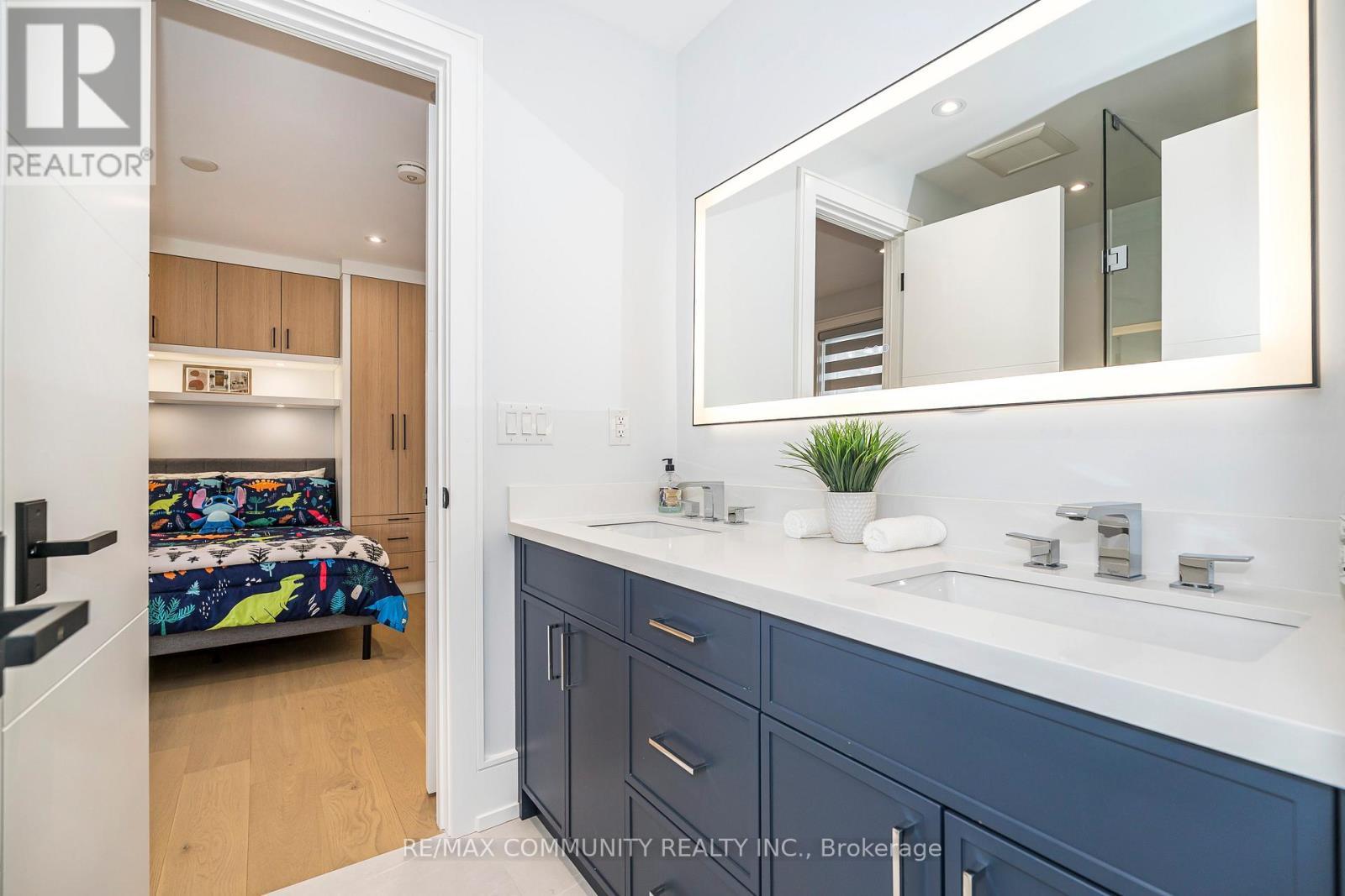 30 Kellythorne Drive, Toronto, ON - Indoor Photo Showing Bathroom