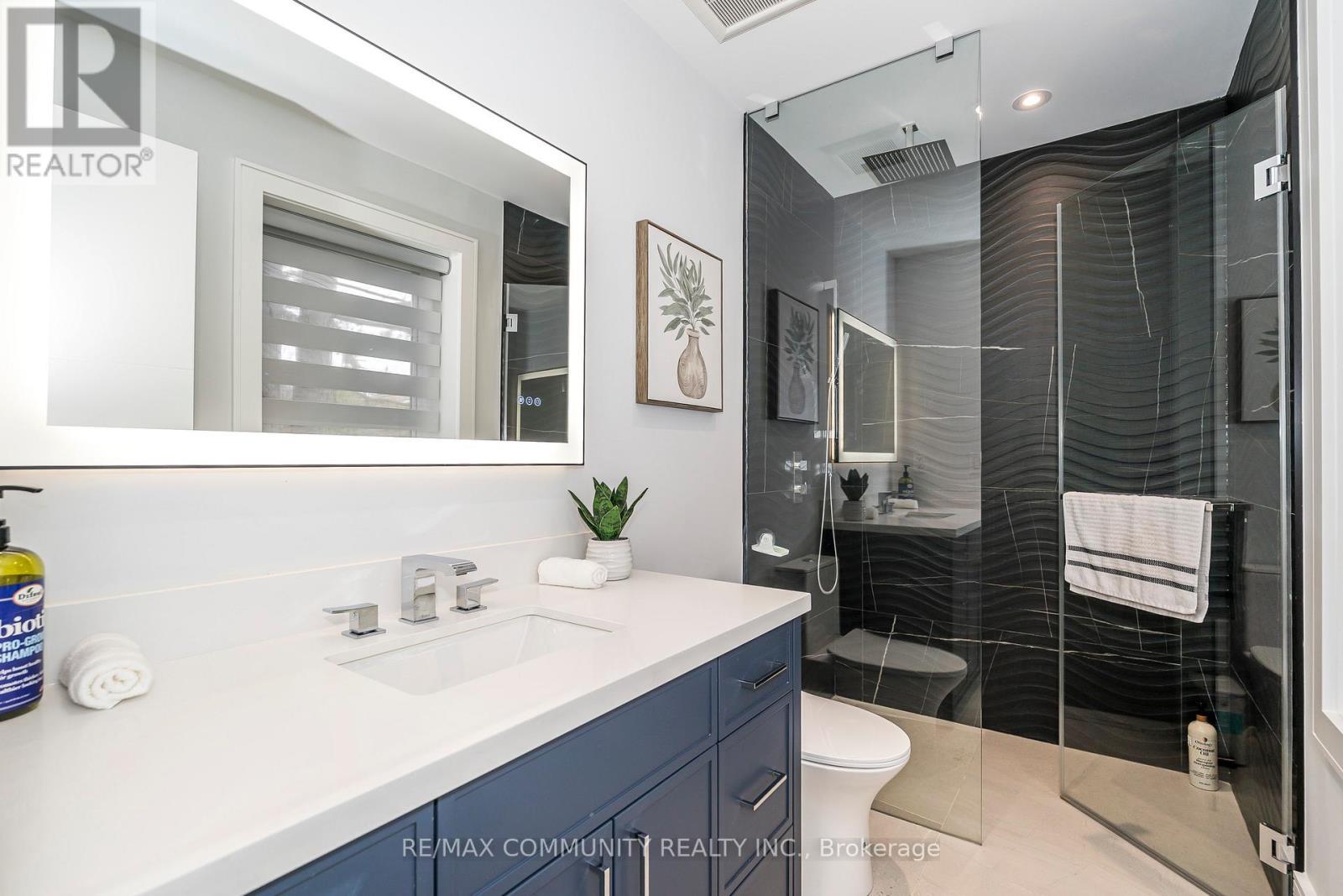30 Kellythorne Drive, Toronto, ON - Indoor Photo Showing Bathroom