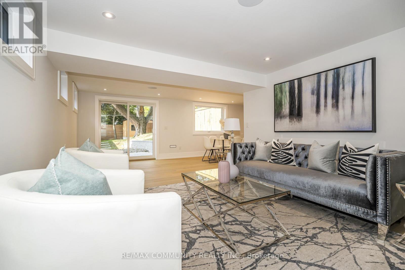 30 Kellythorne Drive, Toronto, ON - Indoor Photo Showing Living Room