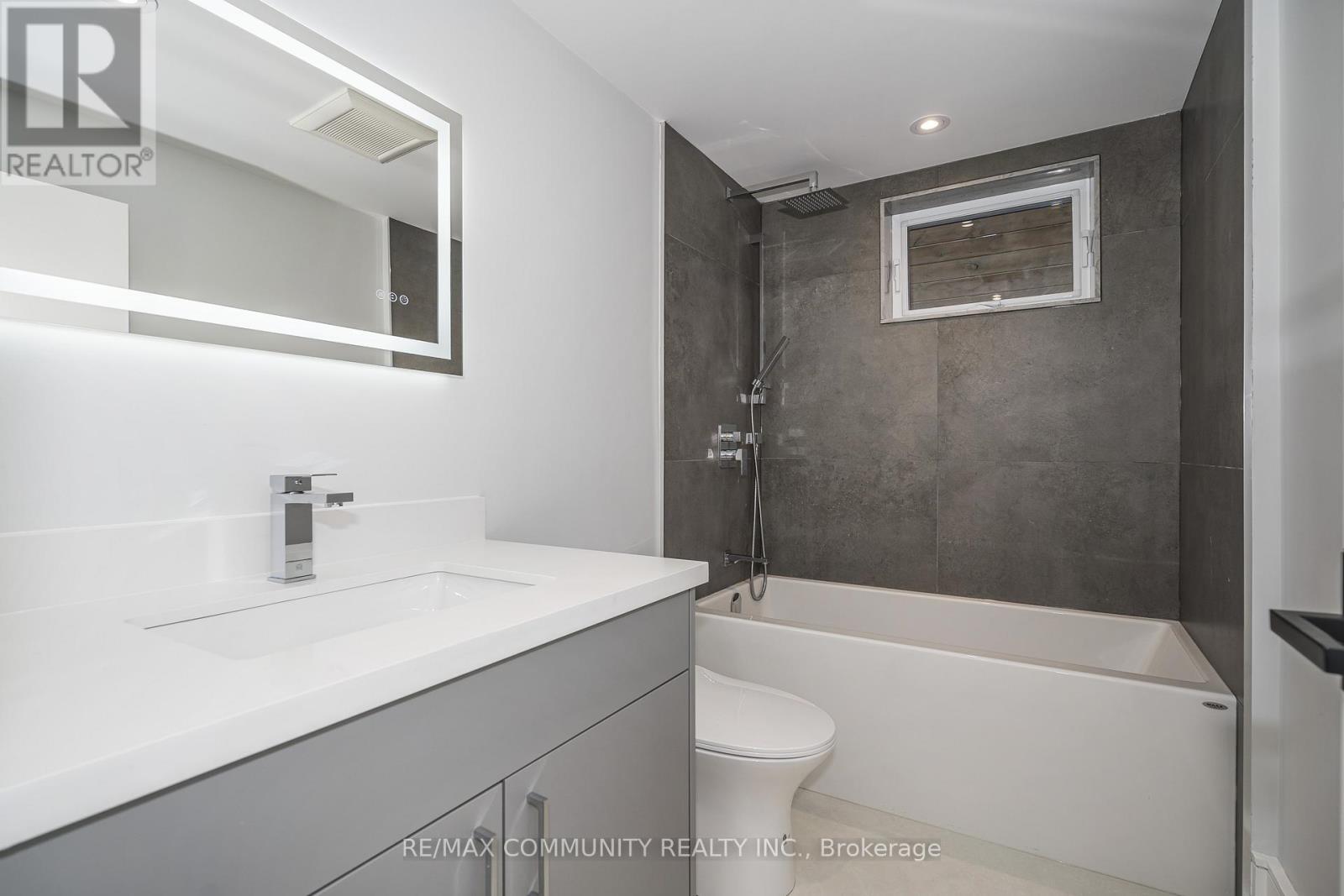 30 Kellythorne Drive, Toronto, ON - Indoor Photo Showing Bathroom