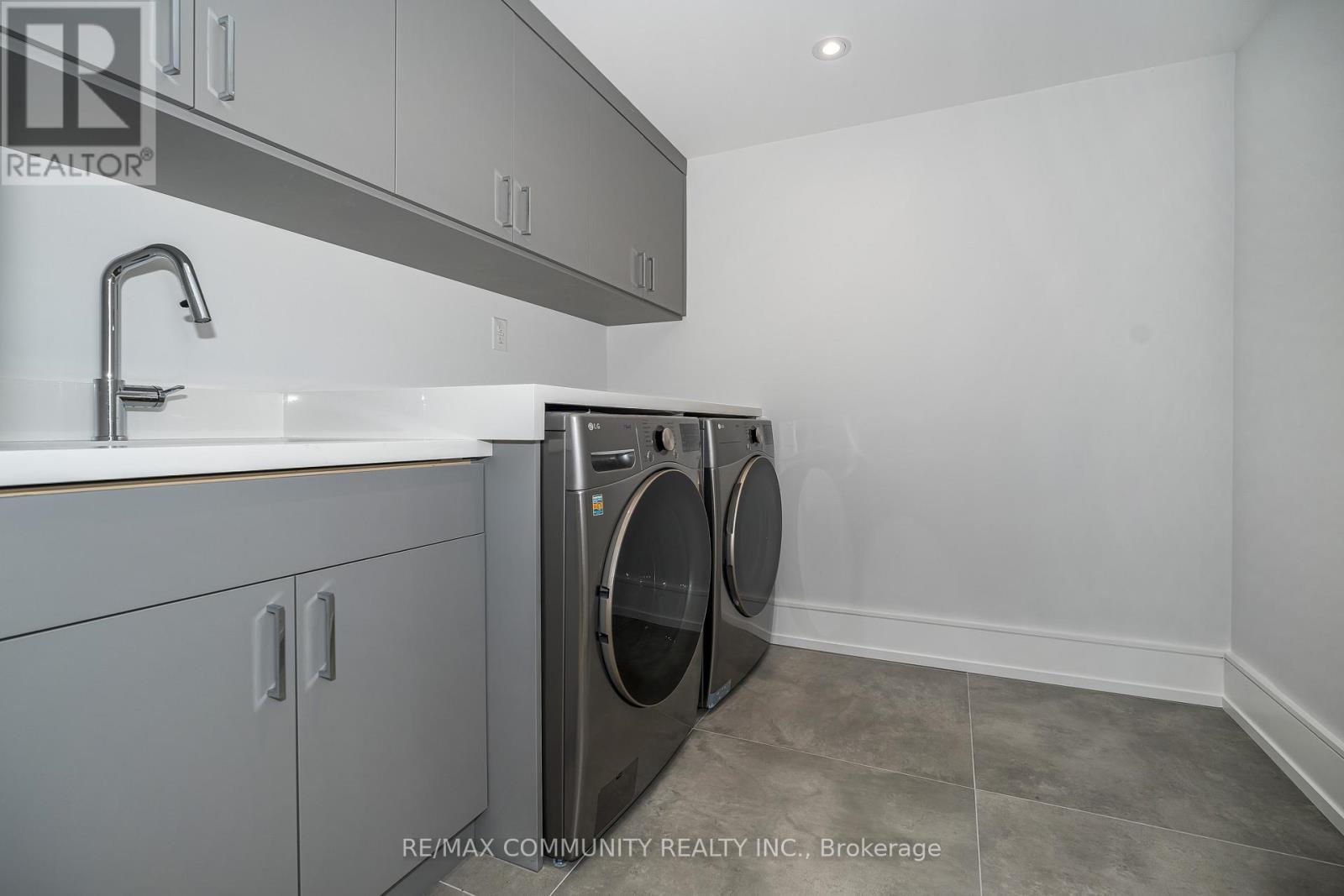 30 Kellythorne Drive, Toronto, ON - Indoor Photo Showing Laundry Room