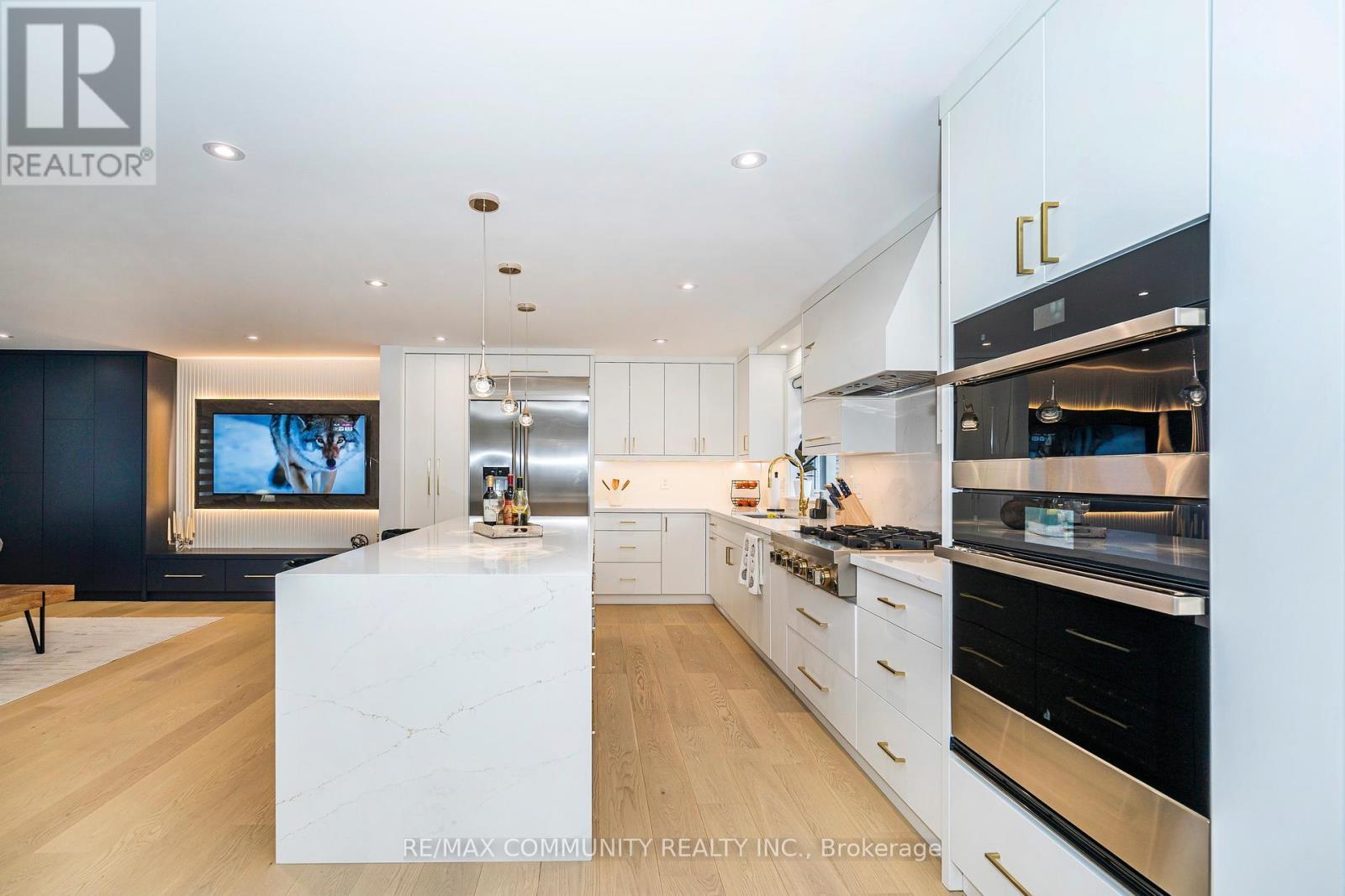 30 Kellythorne Drive, Toronto, ON - Indoor Photo Showing Kitchen With Upgraded Kitchen