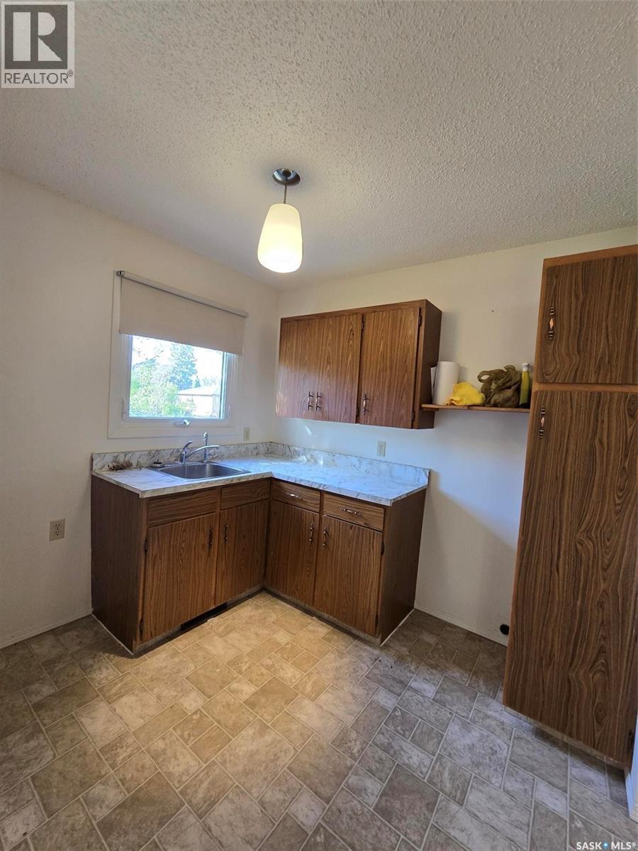 413 - 415 Calgary Street, Broadview, SK - Indoor Photo Showing Kitchen