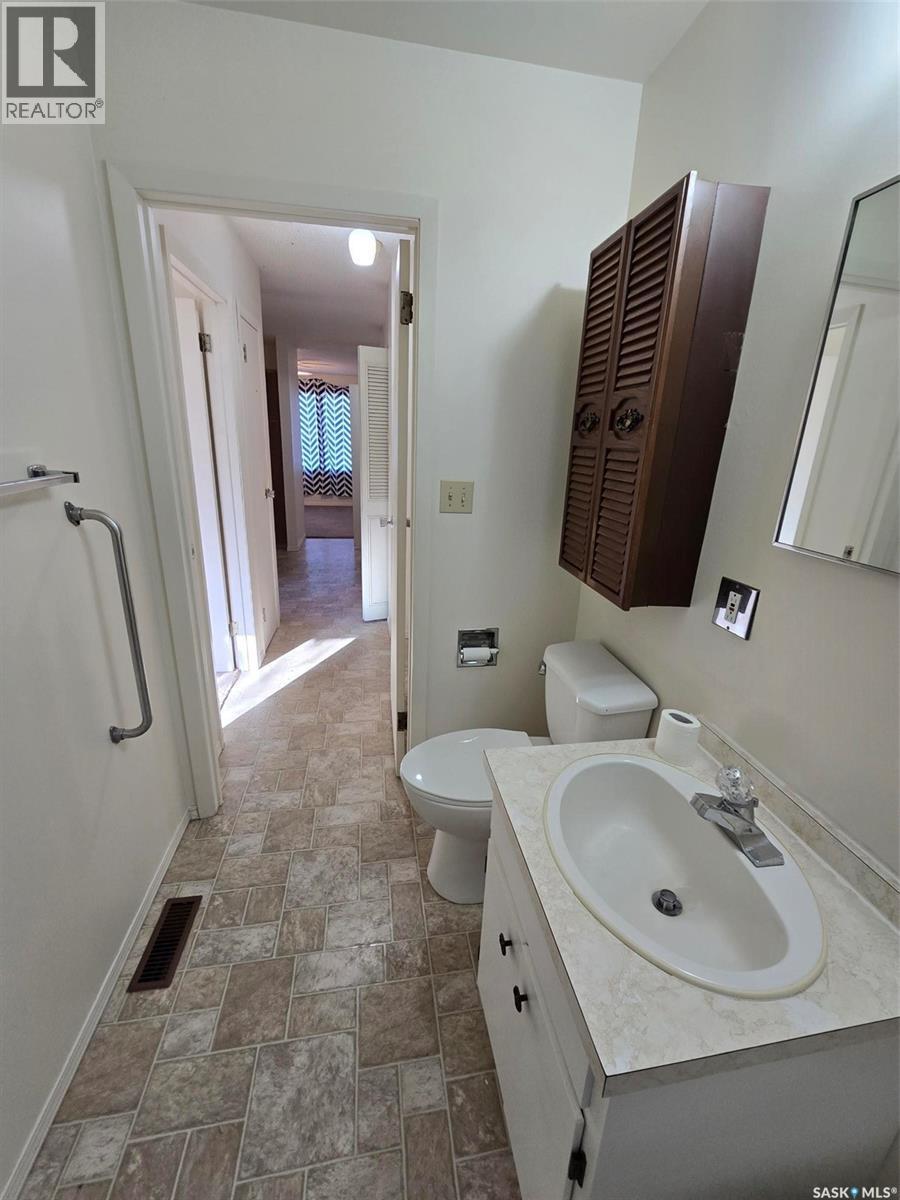 413 - 415 Calgary Street, Broadview, SK - Indoor Photo Showing Bathroom