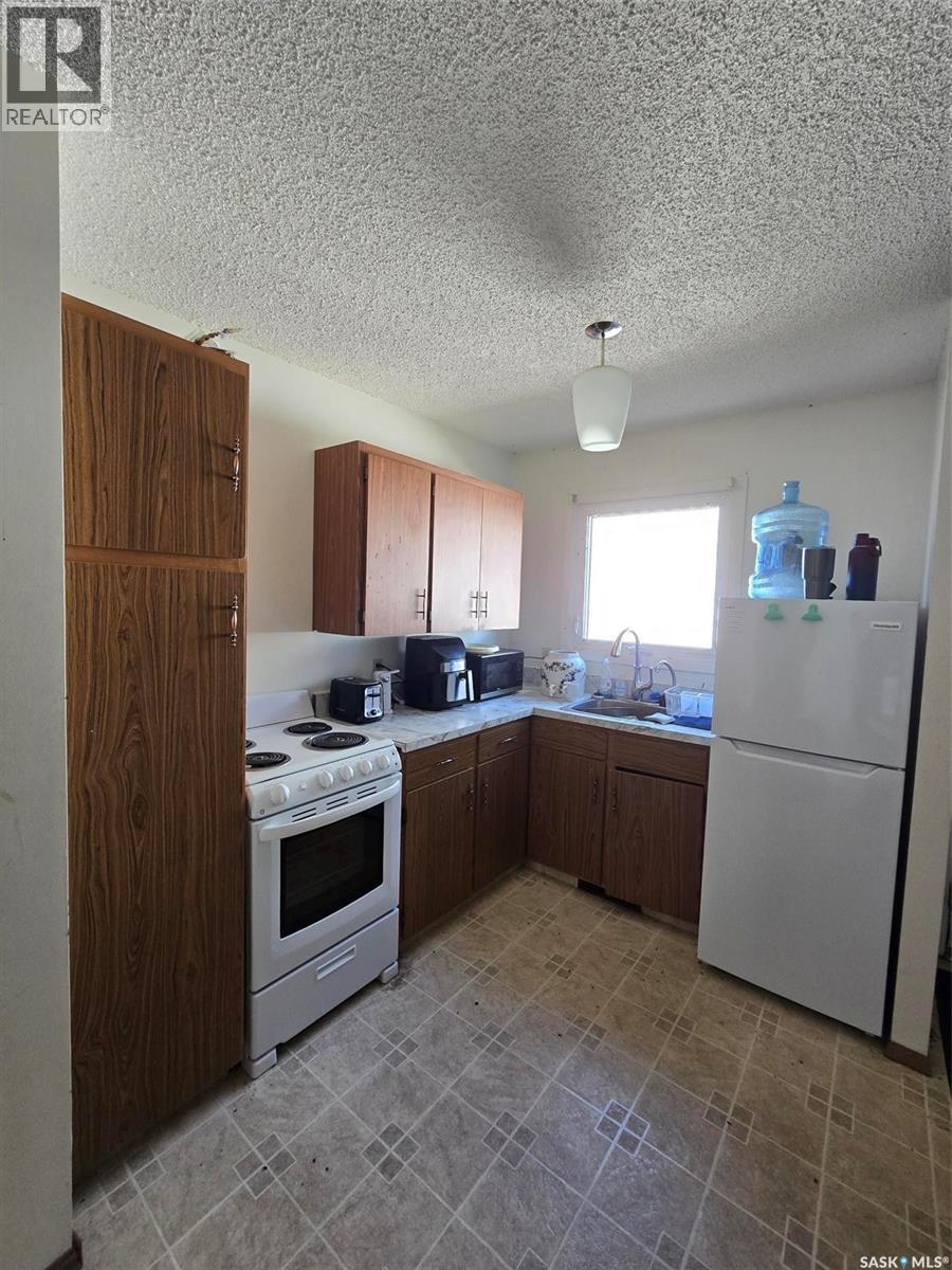 413 - 415 Calgary Street, Broadview, SK - Indoor Photo Showing Kitchen With Double Sink