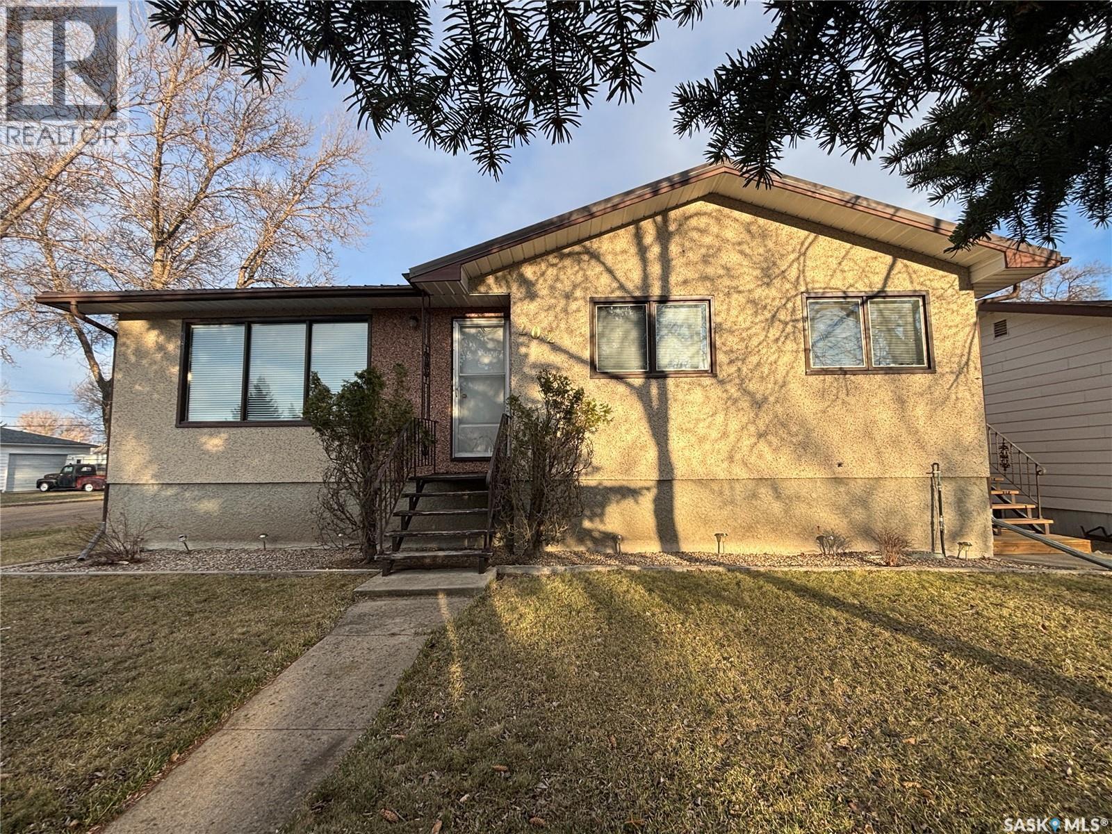 202 Herbert Street, Maple Creek, SK - Outdoor