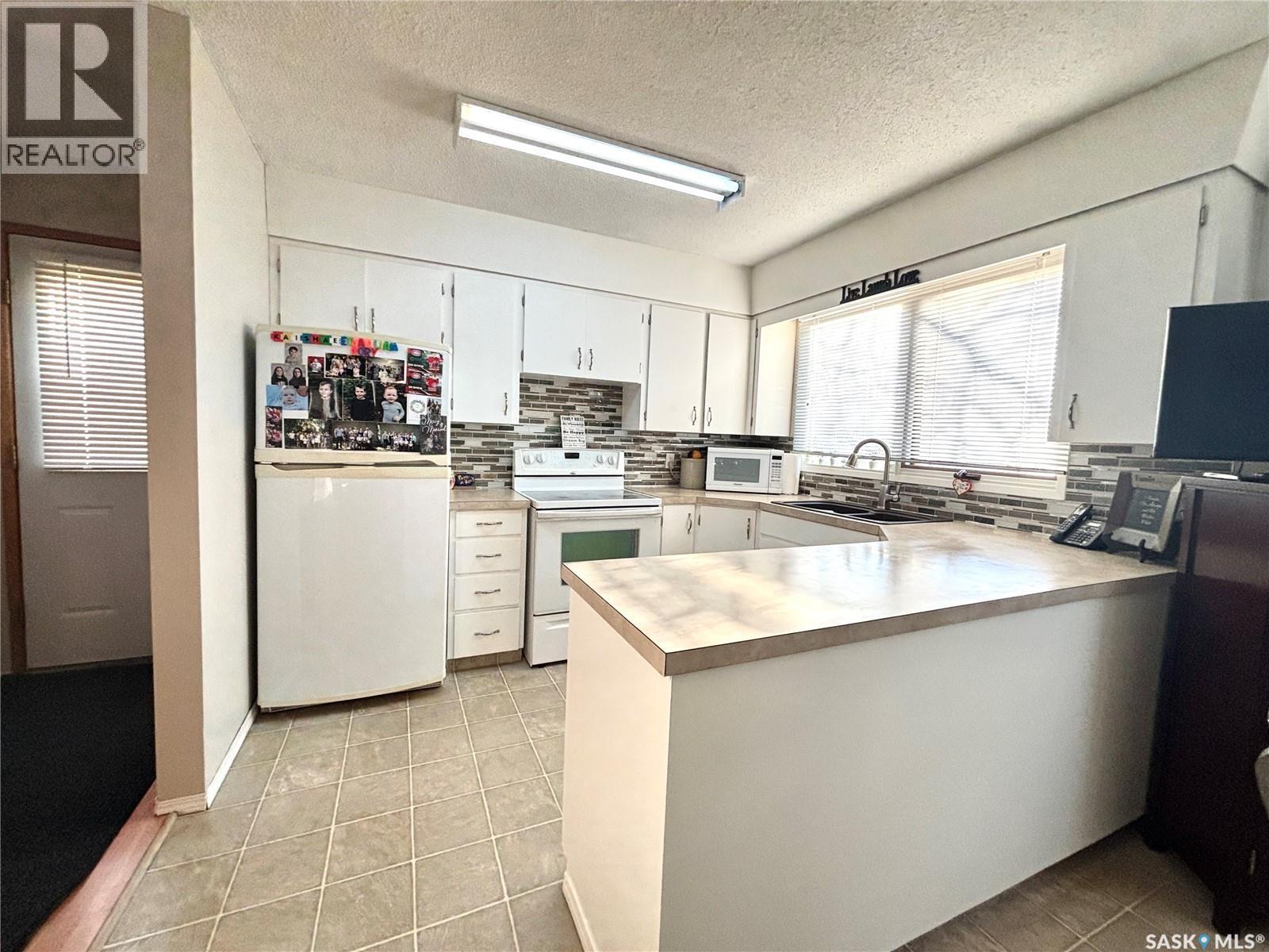 202 Herbert Street, Maple Creek, SK - Indoor Photo Showing Kitchen