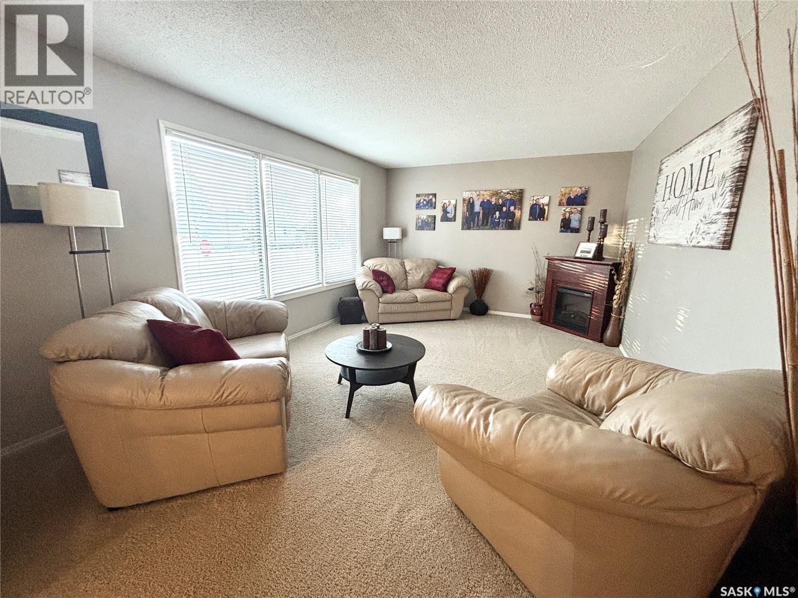 202 Herbert Street, Maple Creek, SK - Indoor Photo Showing Living Room