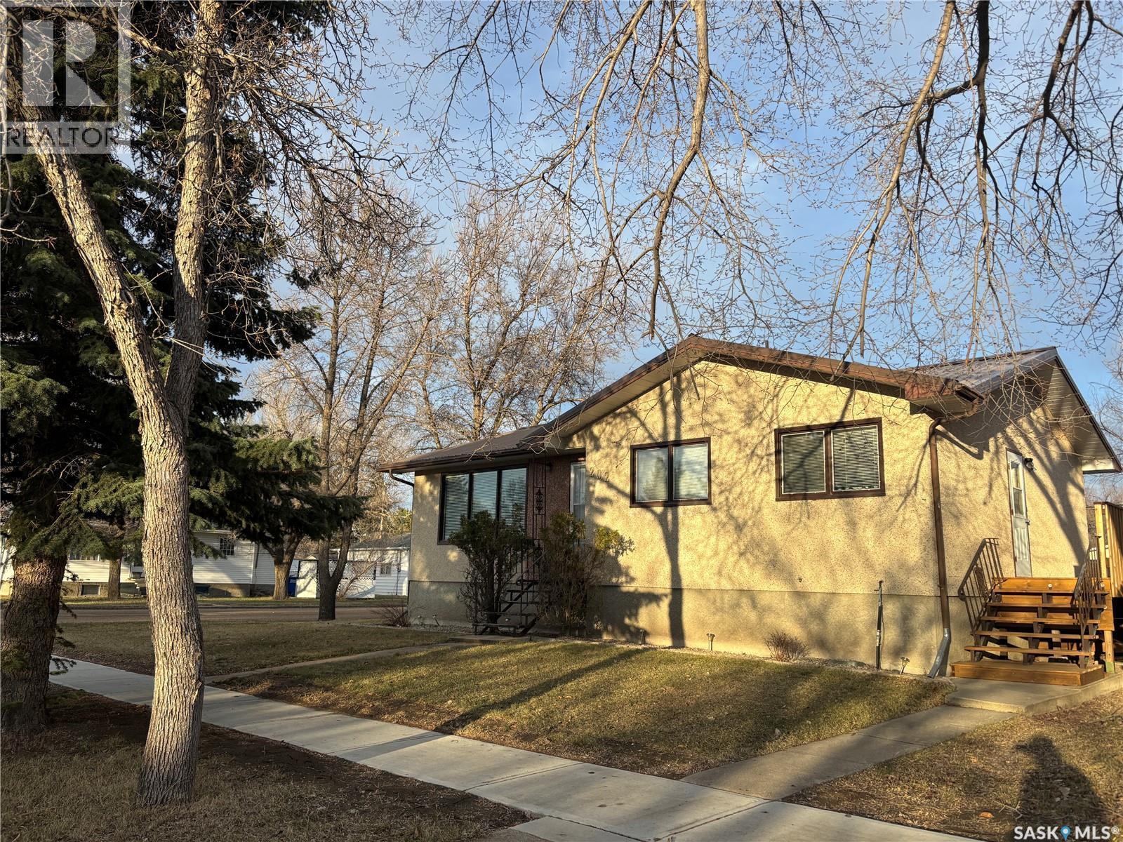202 Herbert Street, Maple Creek, SK - Outdoor