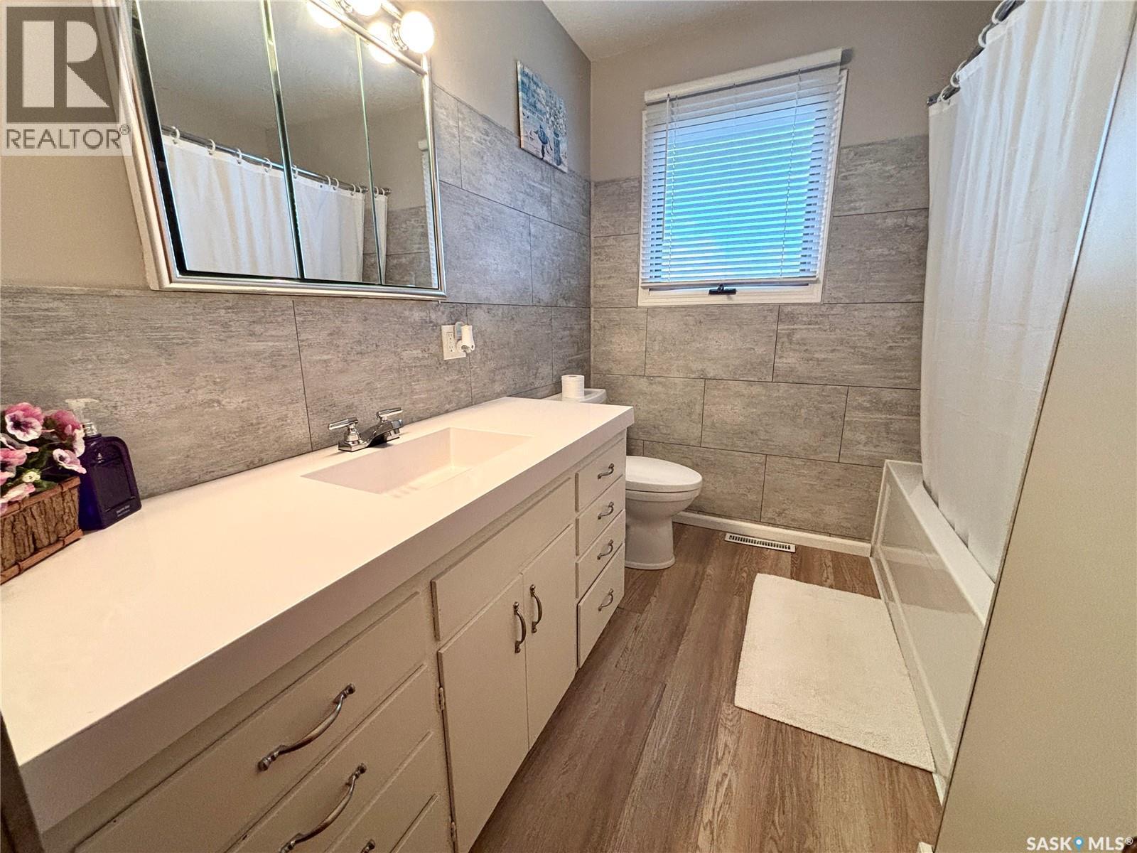 202 Herbert Street, Maple Creek, SK - Indoor Photo Showing Bathroom