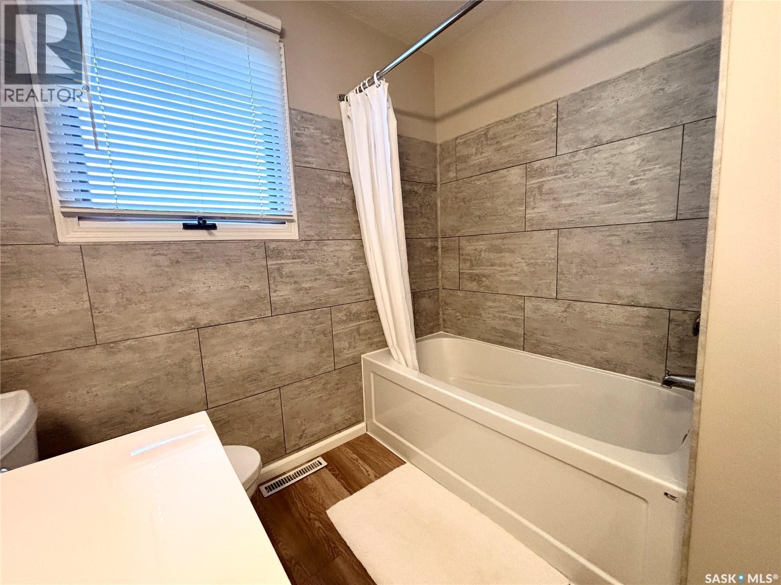 202 Herbert Street, Maple Creek, SK - Indoor Photo Showing Bathroom