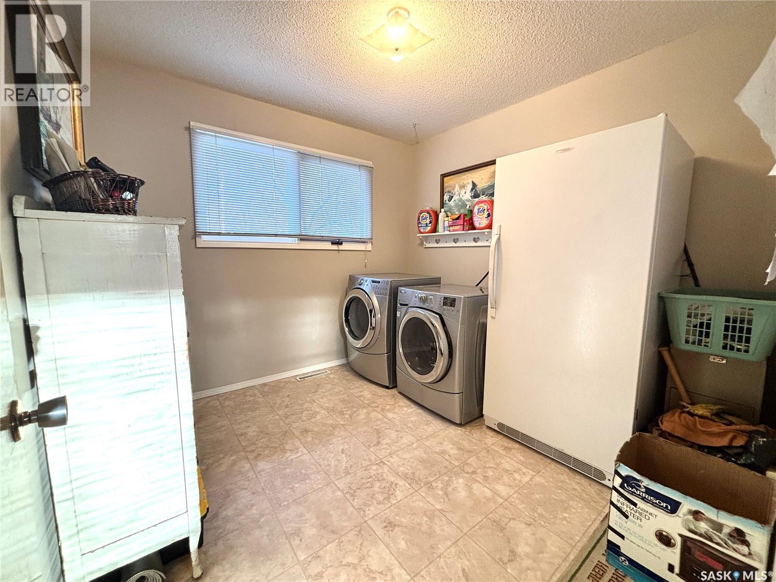 202 Herbert Street, Maple Creek, SK - Indoor Photo Showing Laundry Room