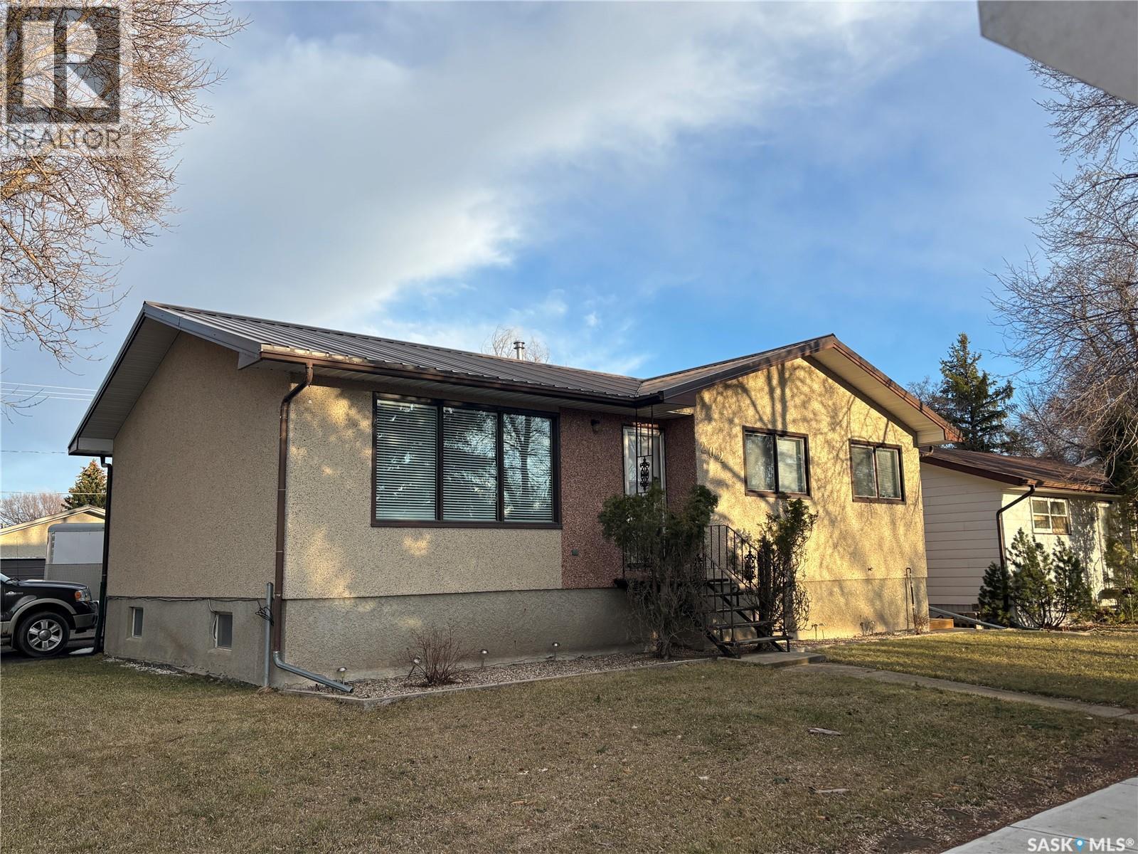 202 Herbert Street, Maple Creek, SK - Outdoor