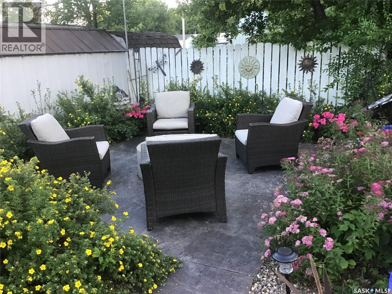 202 Herbert Street, Maple Creek, SK - Outdoor