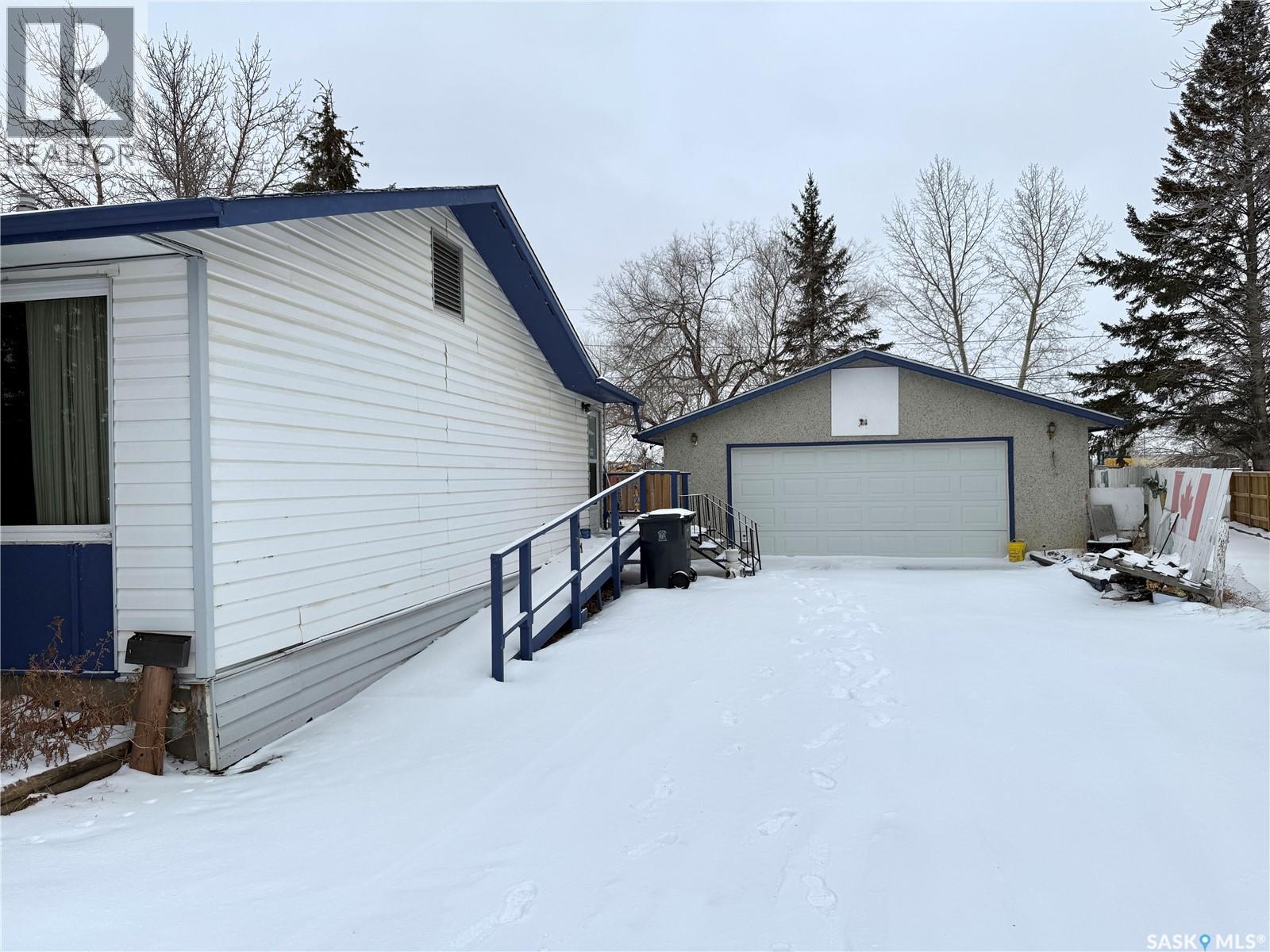 365 3Rd Ave Crescent, Battleford, SK - Outdoor With Exterior