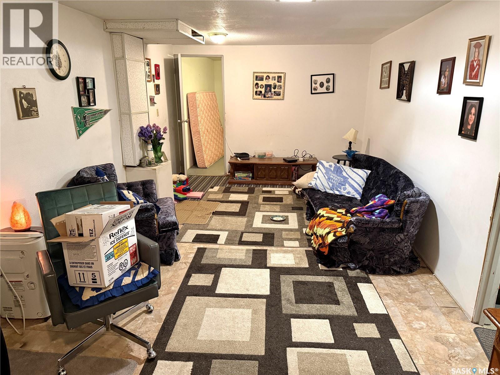365 3Rd Ave Crescent, Battleford, SK - Indoor Photo Showing Other Room