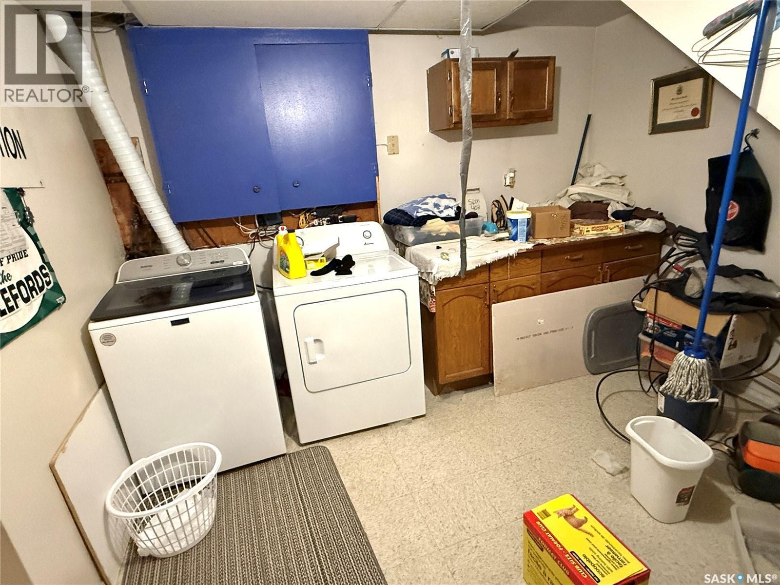 365 3Rd Ave Crescent, Battleford, SK - Indoor Photo Showing Laundry Room