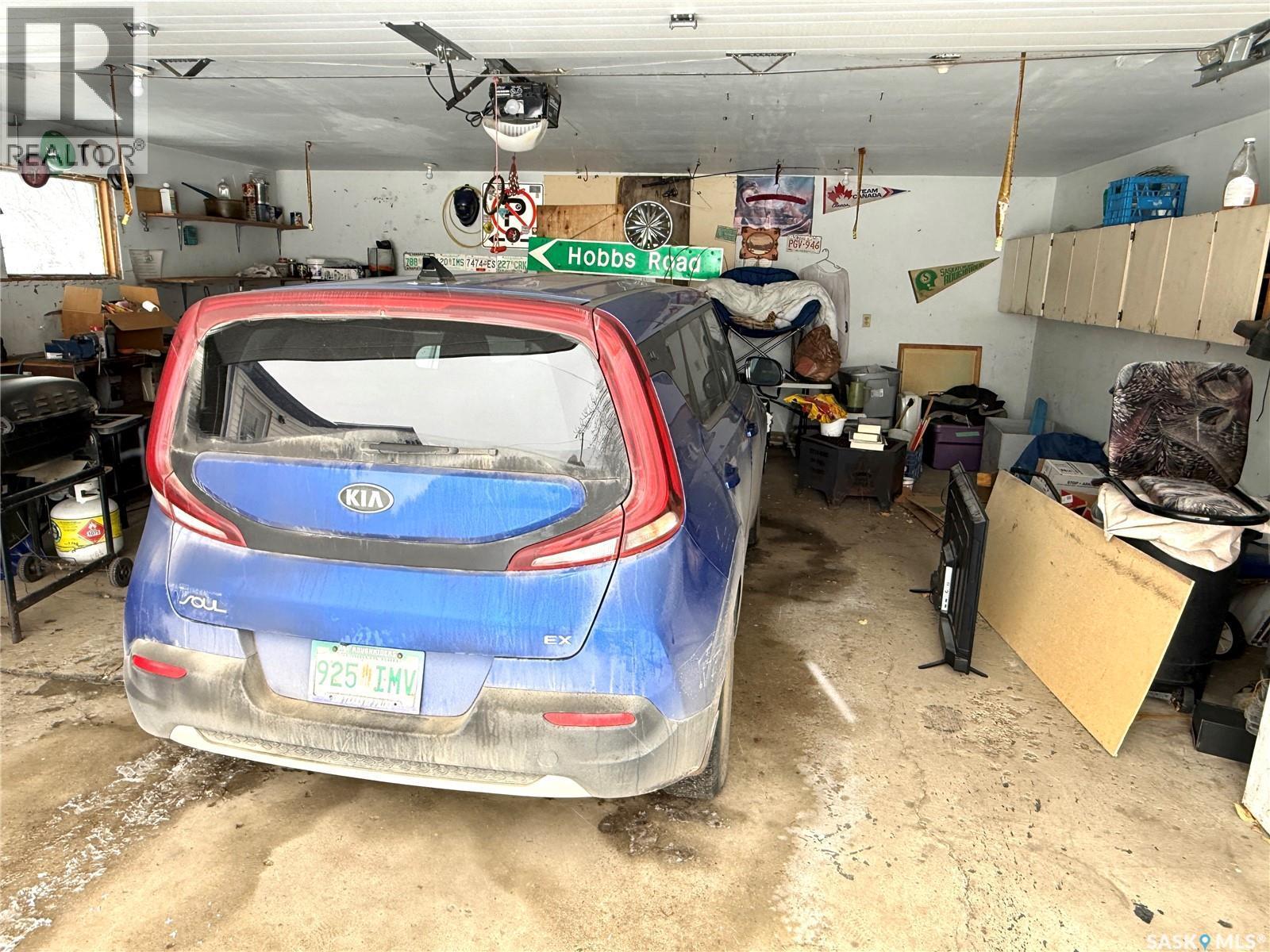 365 3Rd Ave Crescent, Battleford, SK - Indoor Photo Showing Garage