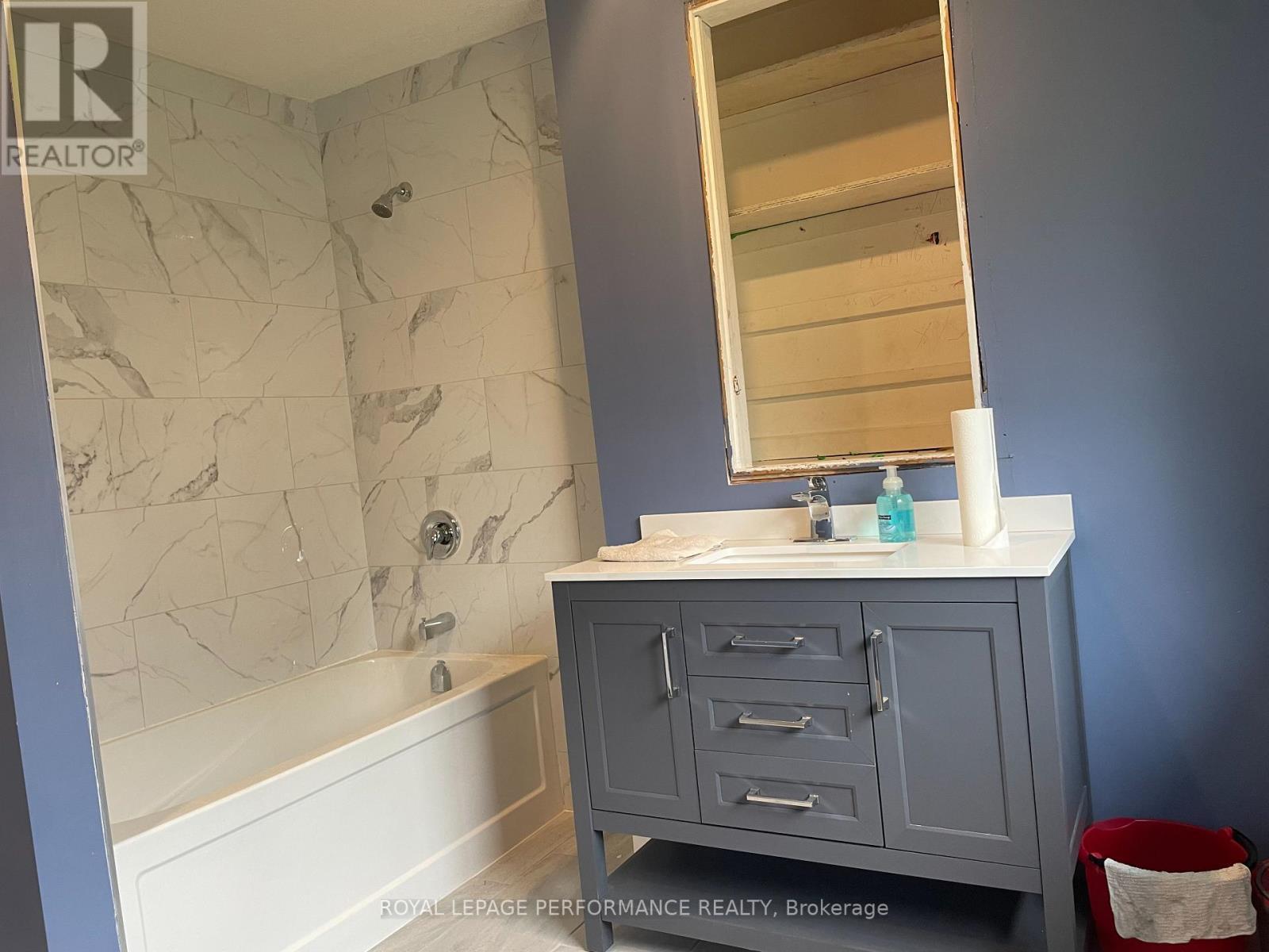 Main floor bathroom - 624 Dundas Crescent, Cornwall, ON - Indoor Photo Showing Bathroom