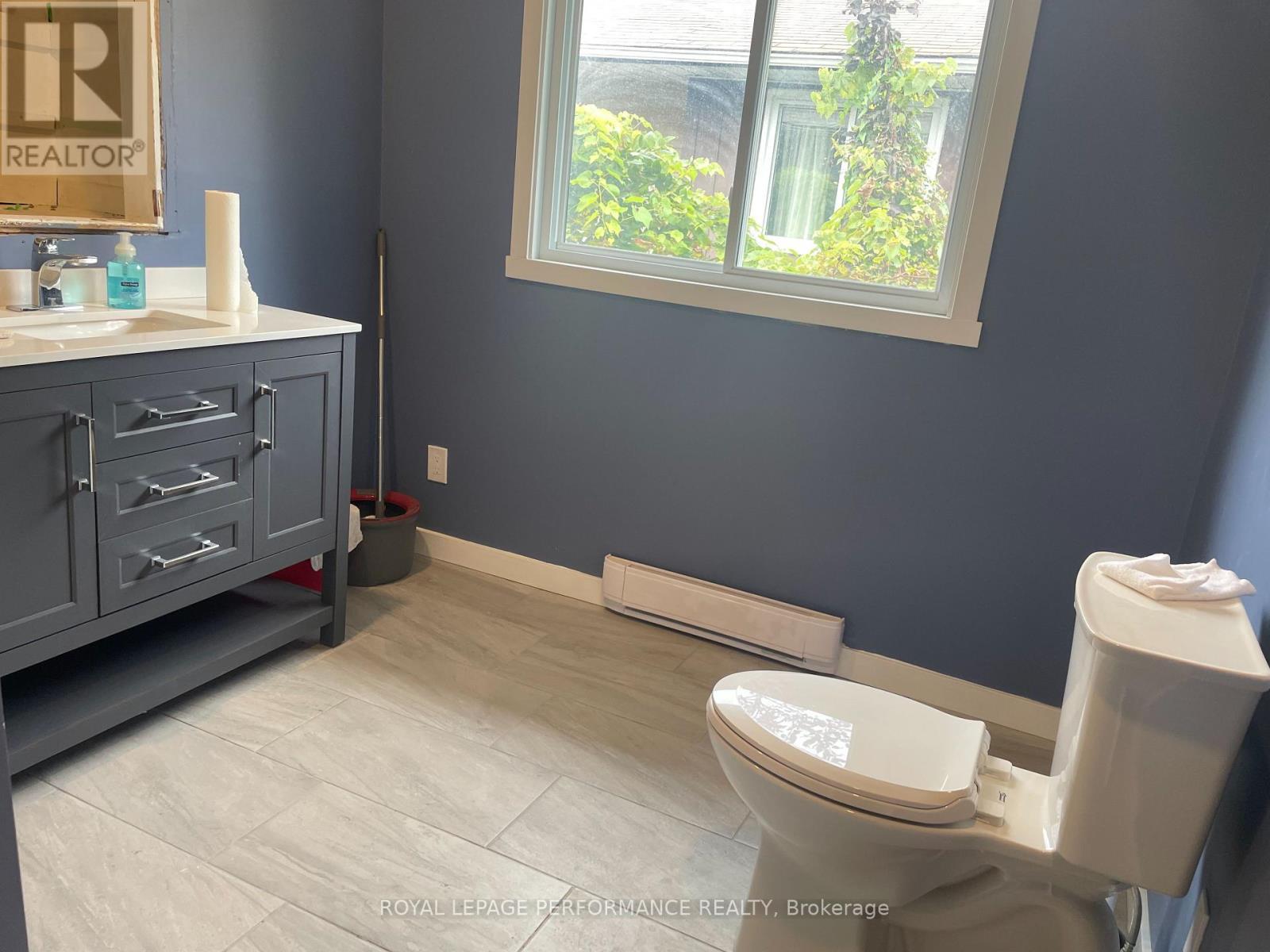 Main floor bathroom - 624 Dundas Crescent, Cornwall, ON - Indoor Photo Showing Other Room