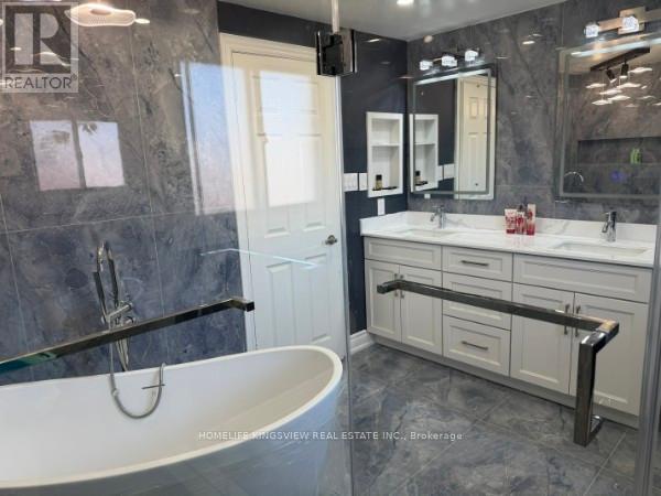 296 King Andrew Drive, Mississauga, ON - Indoor Photo Showing Bathroom