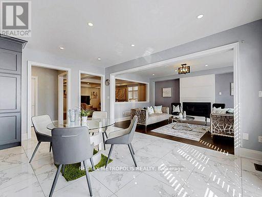 126 Silk Twist Drive, East Gwillimbury, ON - Indoor Photo Showing Dining Room
