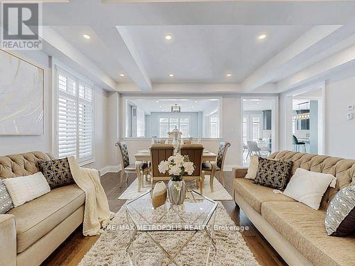 126 Silk Twist Drive, East Gwillimbury, ON - Indoor Photo Showing Living Room