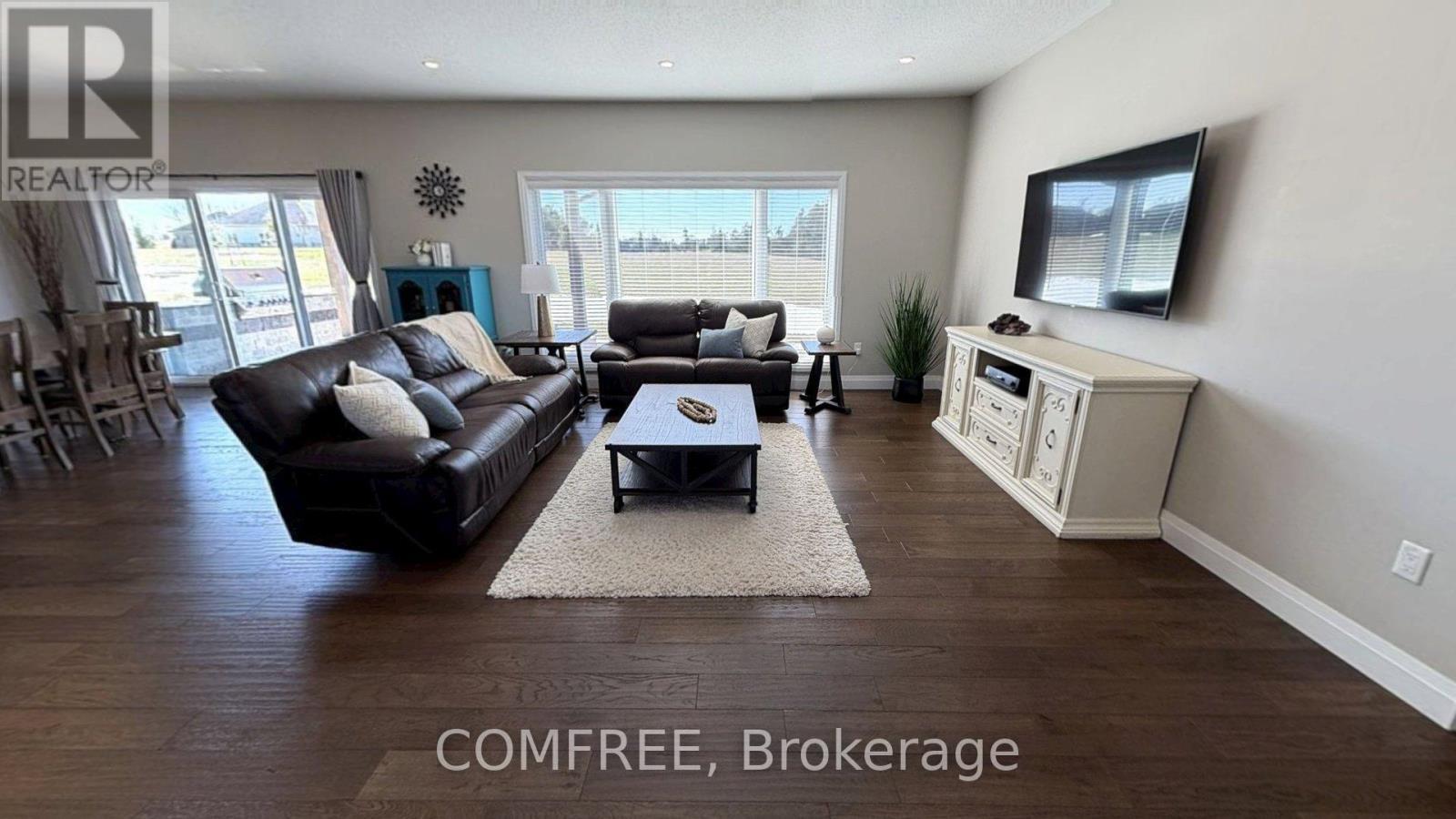 153 Marshall Heights Road, West Grey, ON - Indoor Photo Showing Living Room