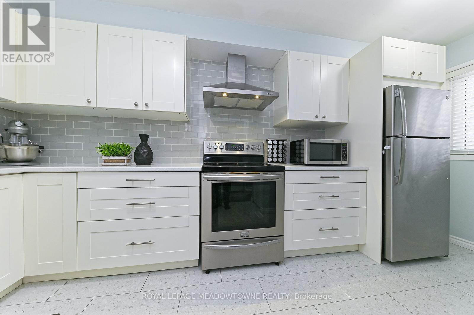 74 - 80 Lynden Circle, Halton Hills, ON - Indoor Photo Showing Kitchen With Stainless Steel Kitchen