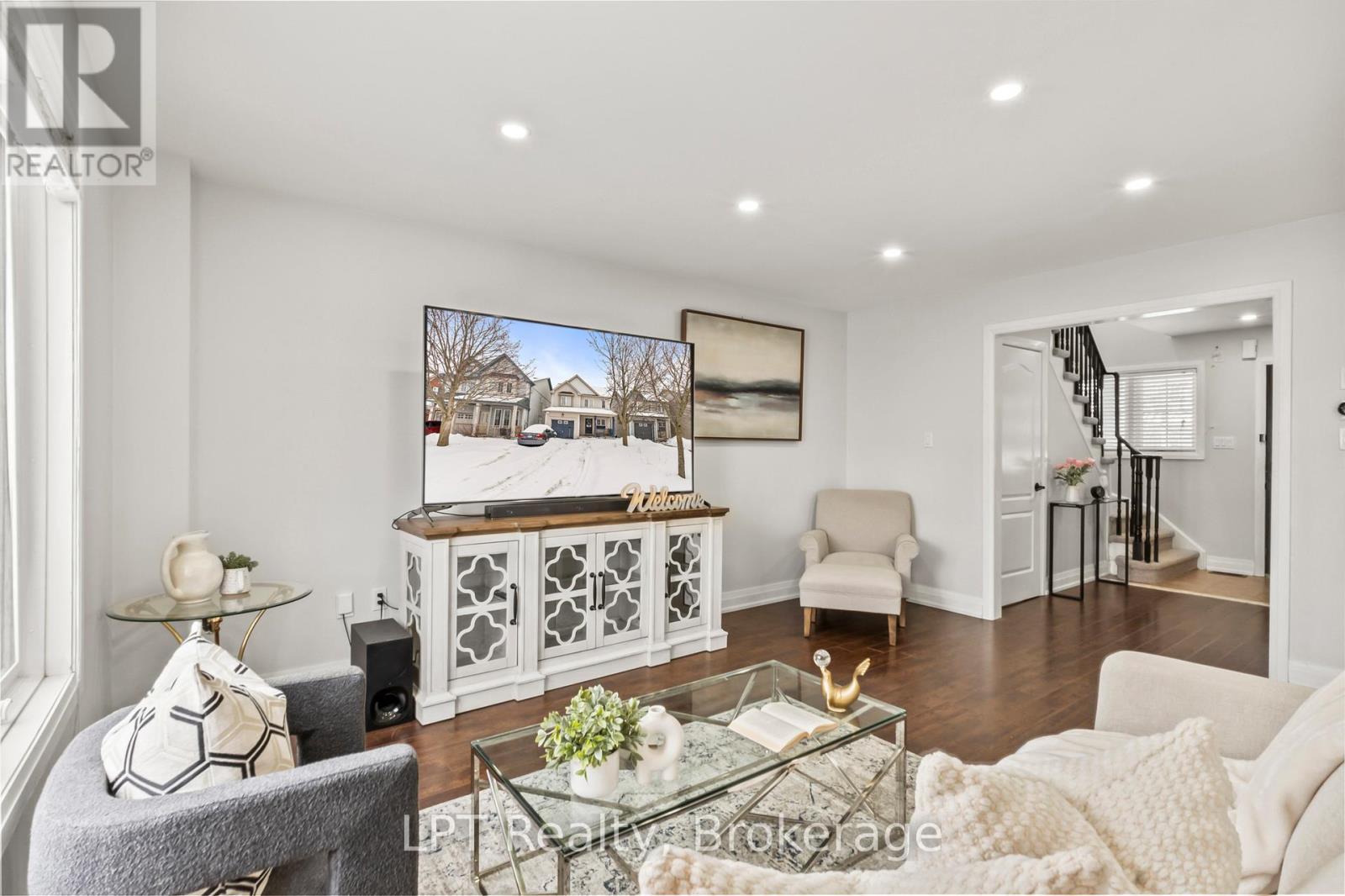 52 Norland Circle, Oshawa (Windfields), ON - Indoor Photo Showing Living Room