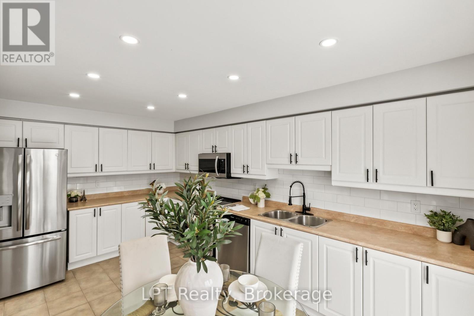 52 Norland Circle, Oshawa (Windfields), ON - Indoor Photo Showing Kitchen With Double Sink