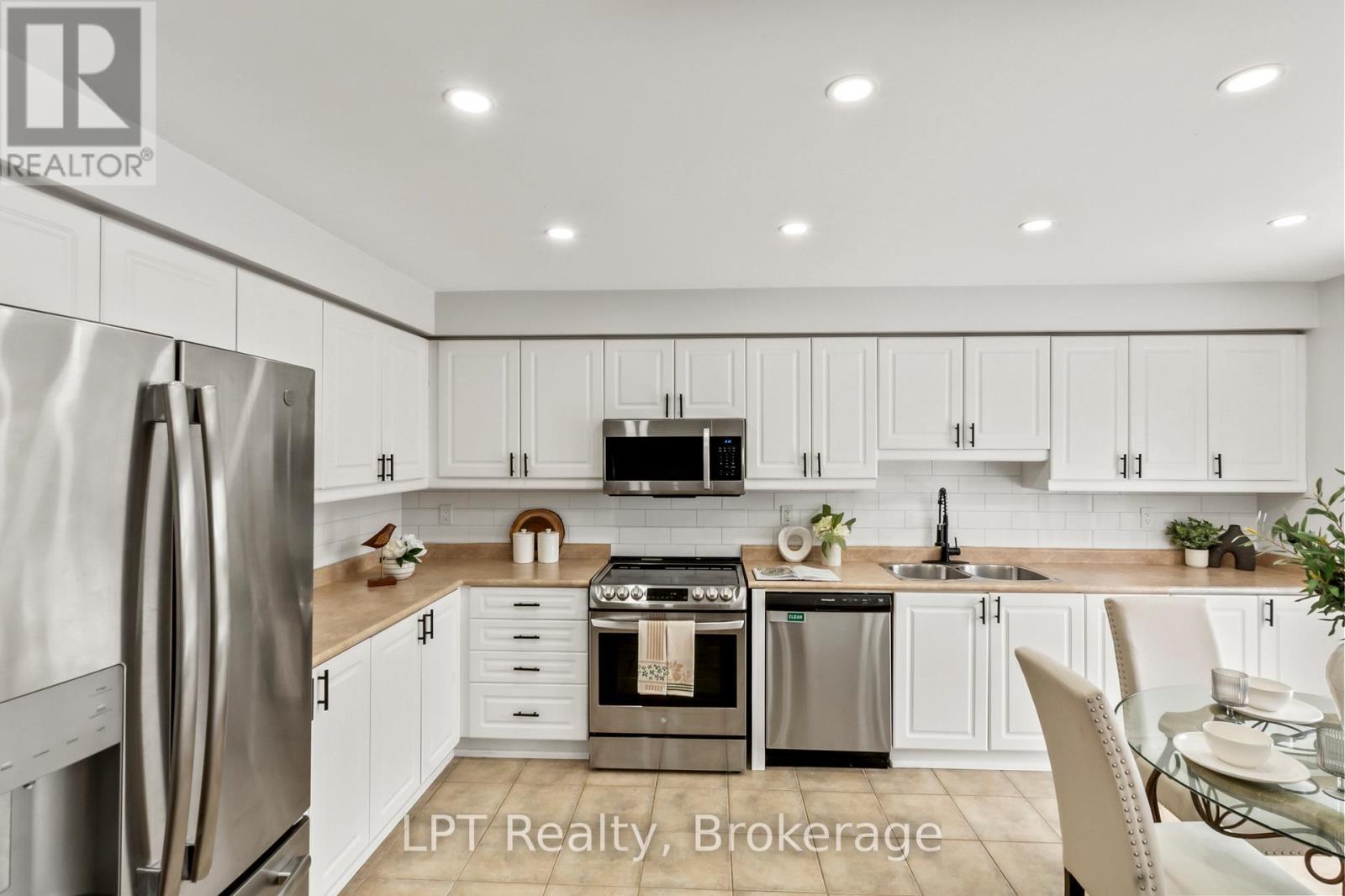 52 Norland Circle, Oshawa (Windfields), ON - Indoor Photo Showing Kitchen With Double Sink With Upgraded Kitchen