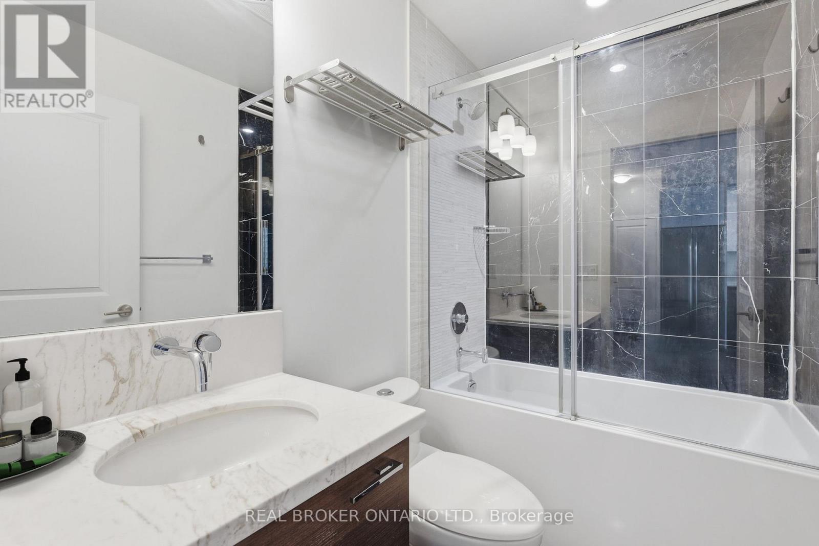 4-Pc Bath w/Marble Tub Surround - Virtually Staged - 1801 - 33 Shore Breeze Drive, Toronto, ON - Indoor Photo Showing Bathroom