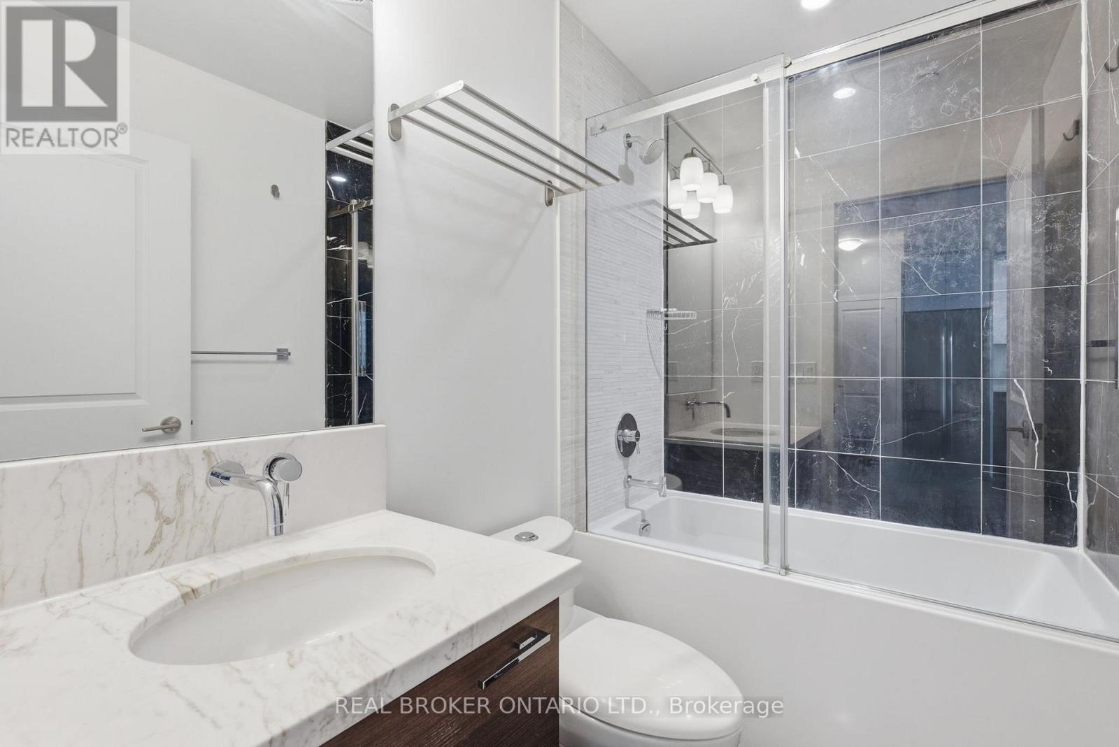 4-Piece Bath with Marble Tub Surround - 1801 - 33 Shore Breeze Drive, Toronto, ON - Indoor Photo Showing Bathroom