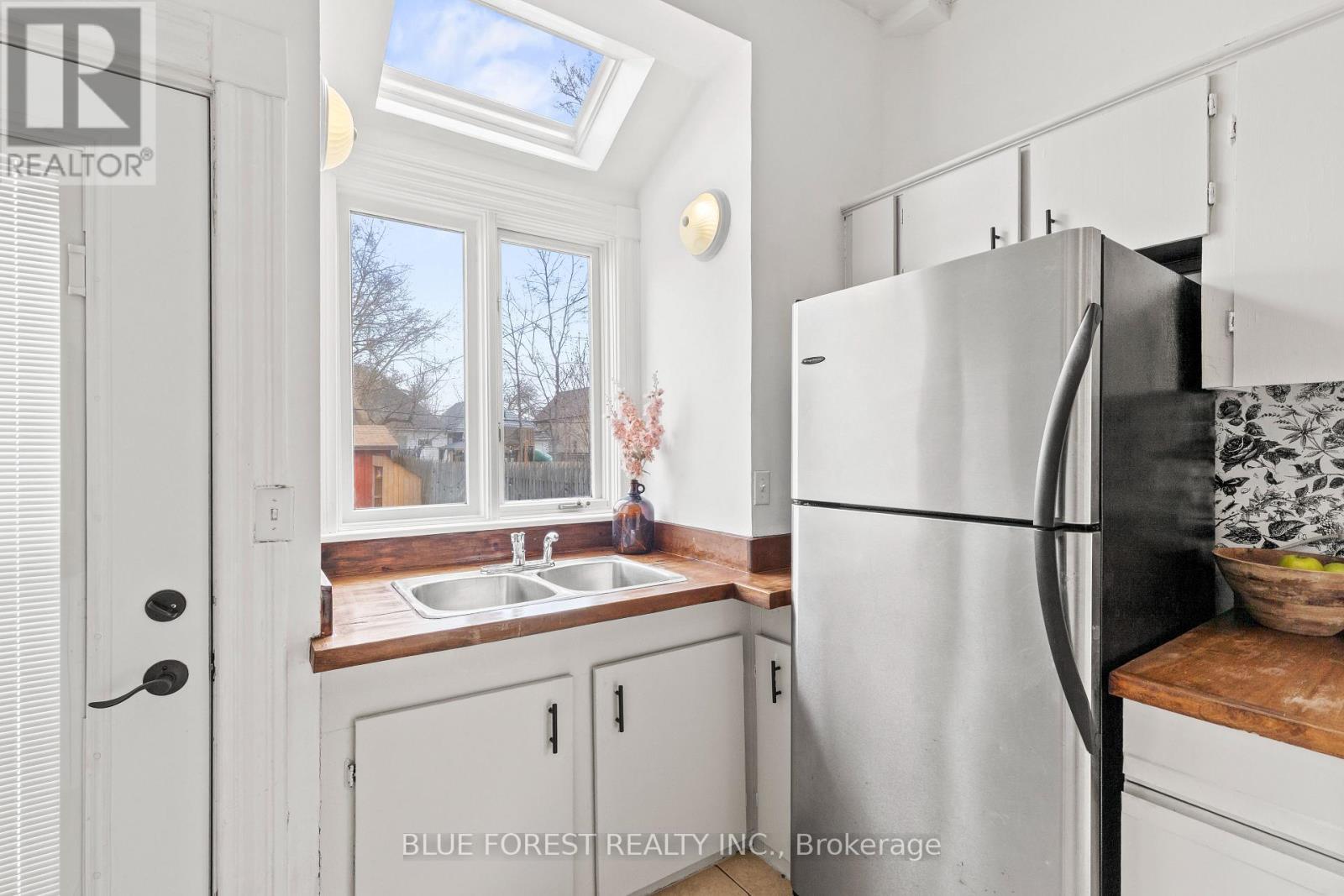 96 Dreaney Avenue, London East (East L), ON - Indoor Photo Showing Kitchen With Double Sink