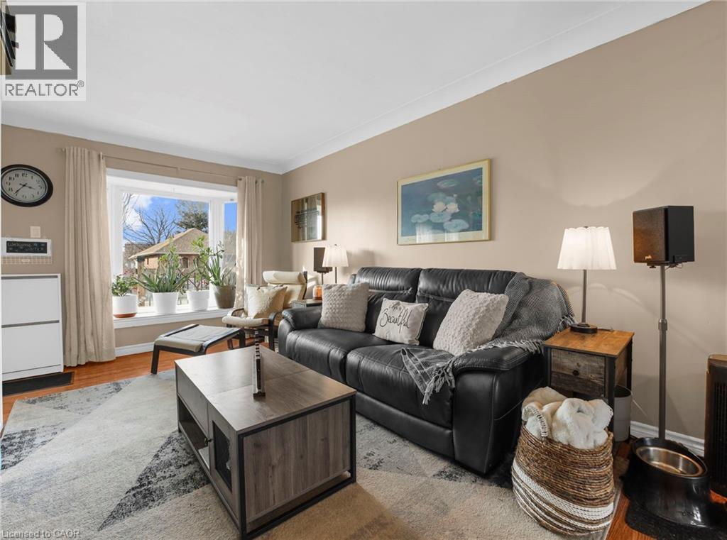 Living area with wood finished floors and ornamental molding - 420 Waverly Street, Hamilton, ON - Indoor Photo Showing Living Room